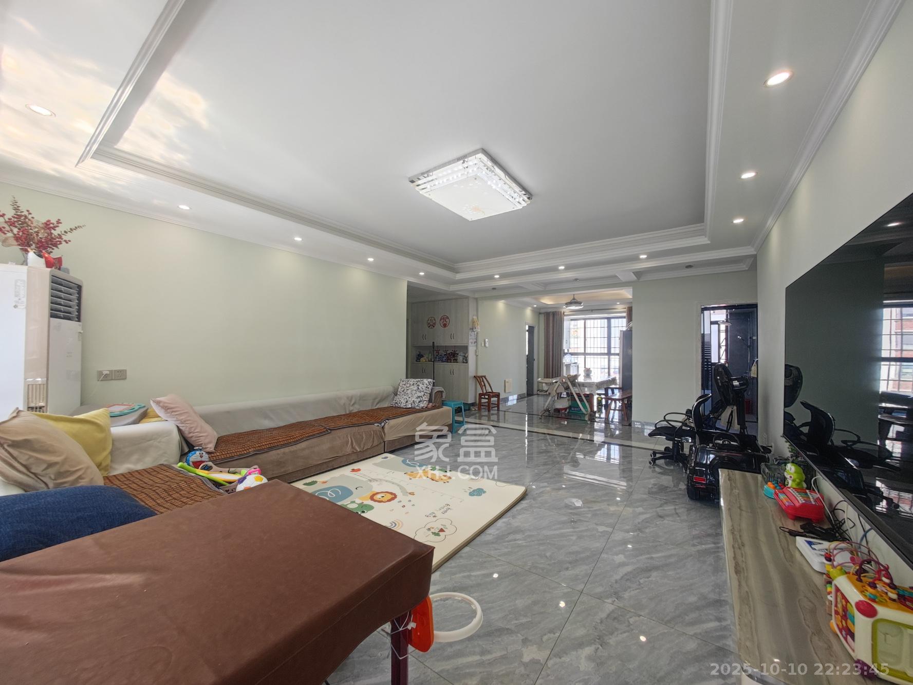 华银天际  5室2厅2卫    178.0万 华银天际  5室2厅2卫    178.0万客厅