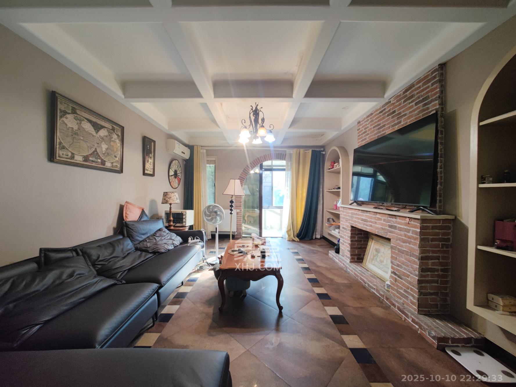 欧莱雅郡  4室2厅2卫    158.8万客厅