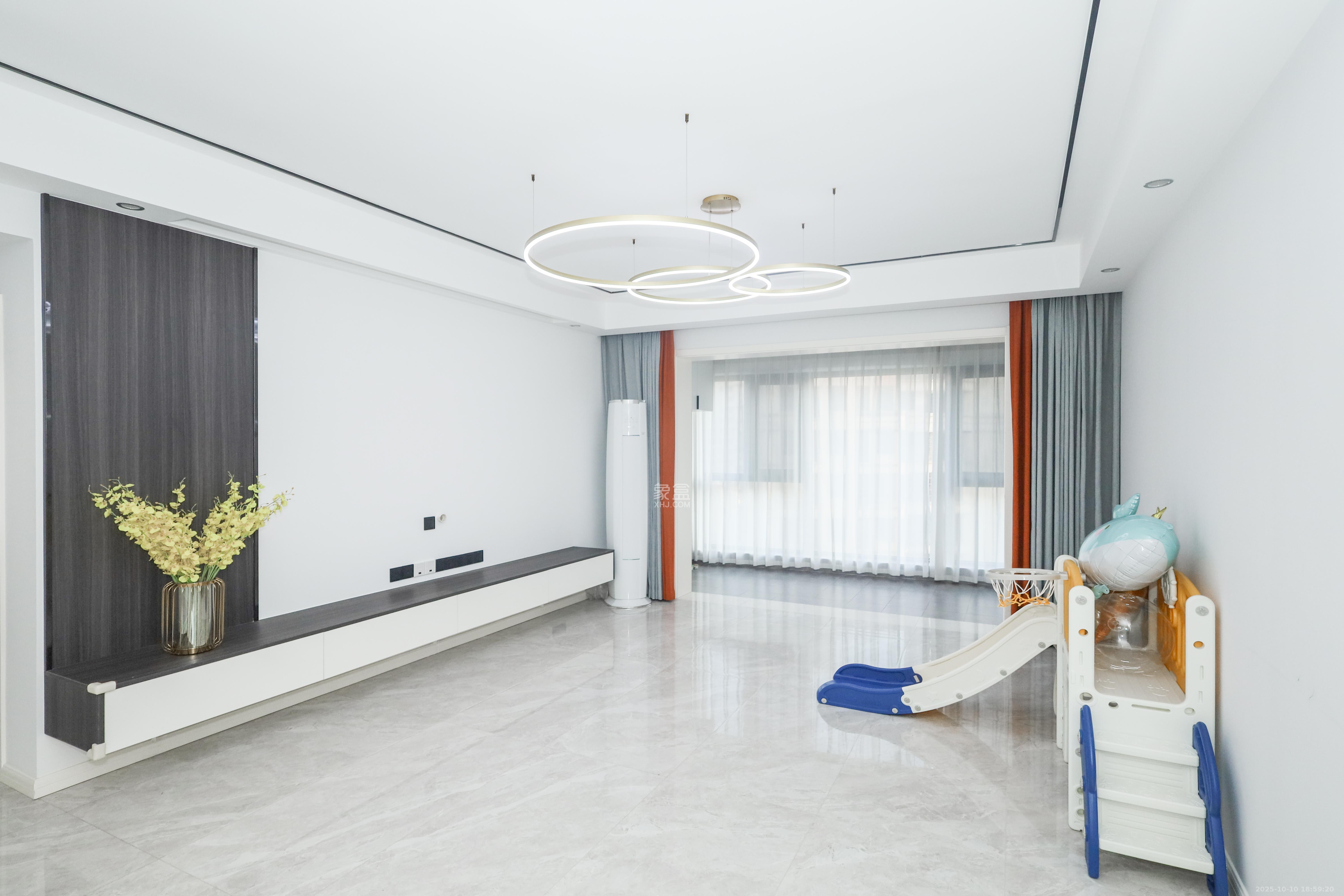 保利麓谷林语D区  4室2厅2卫    148.0万客厅