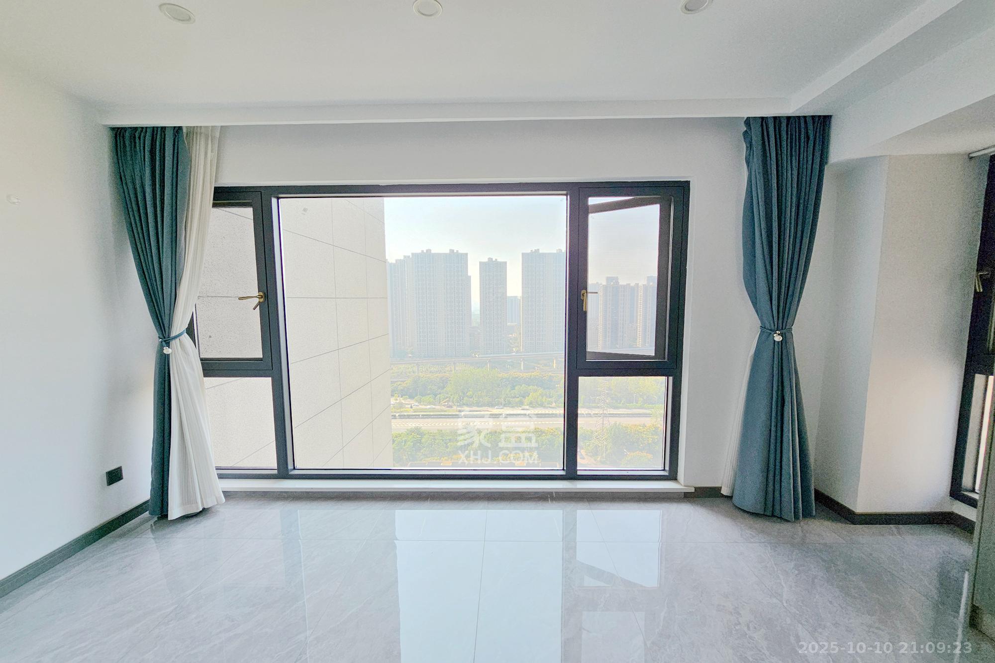 阳光城尚东湾愉景苑  4室2厅2卫    155.0万阳台