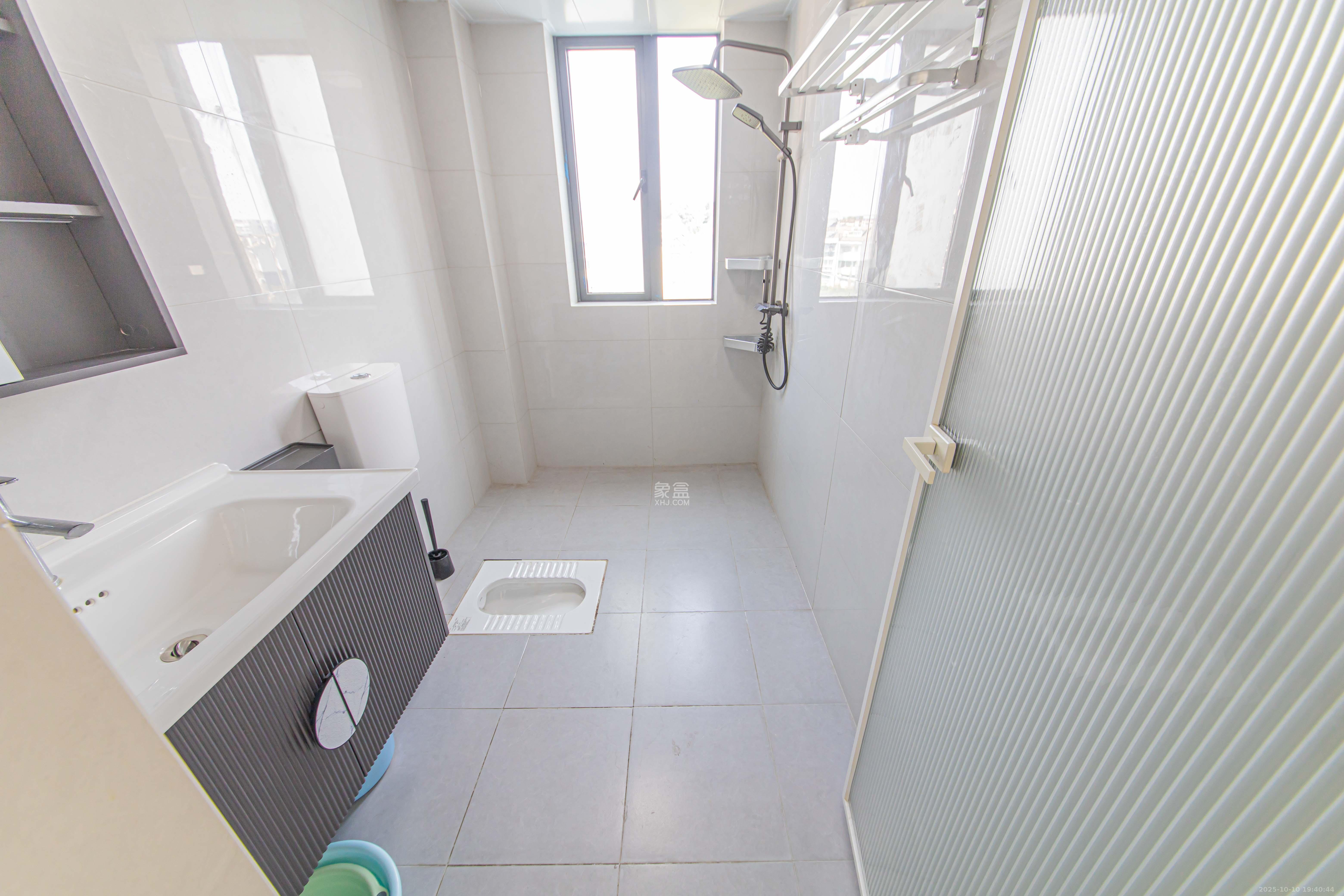 九峰远见  3室2厅2卫    155.0万卫生间