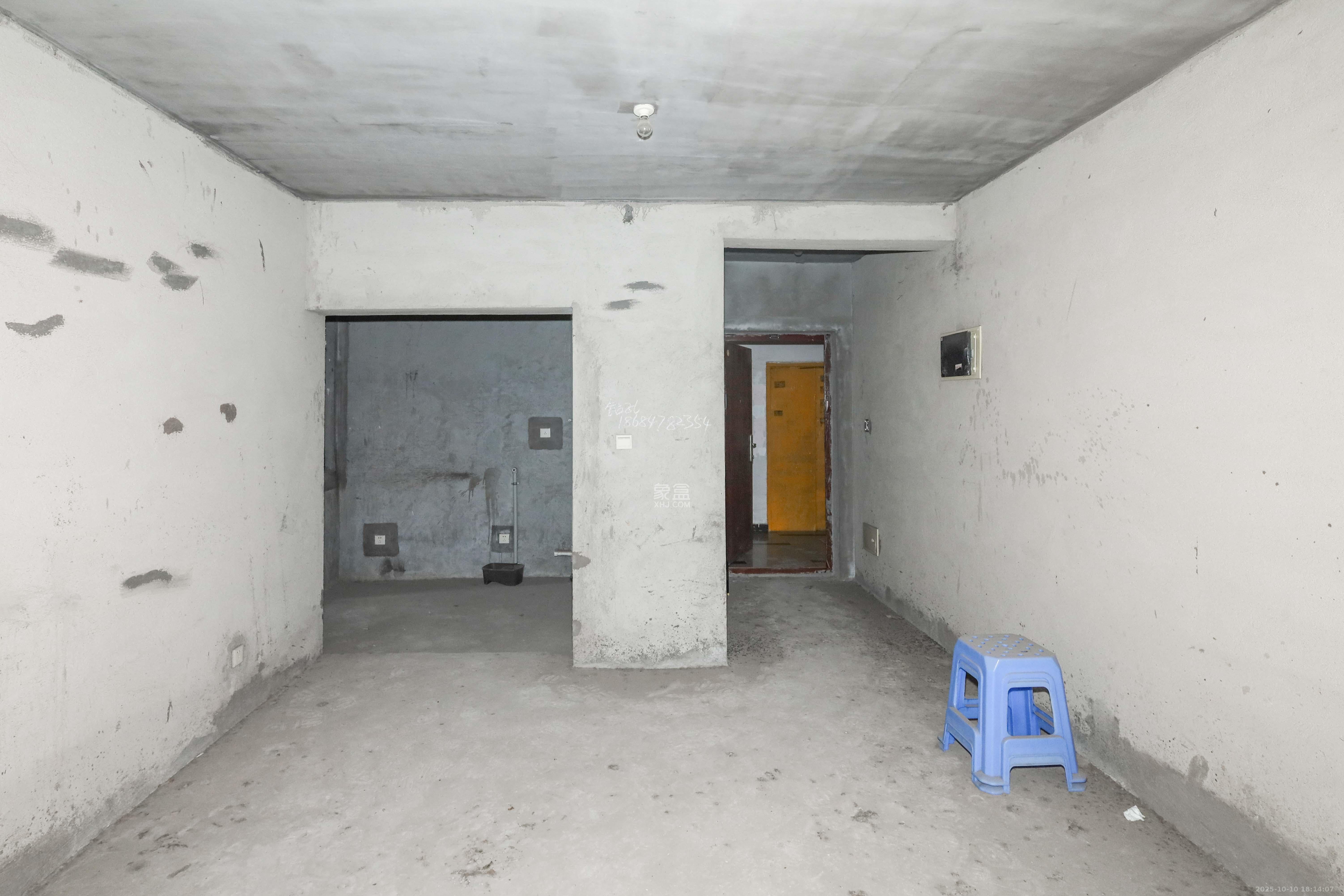 保利麓谷林语C区 3室2厅1卫 85.0万 保利麓谷林语C区 3室2厅1卫 85.0万客厅