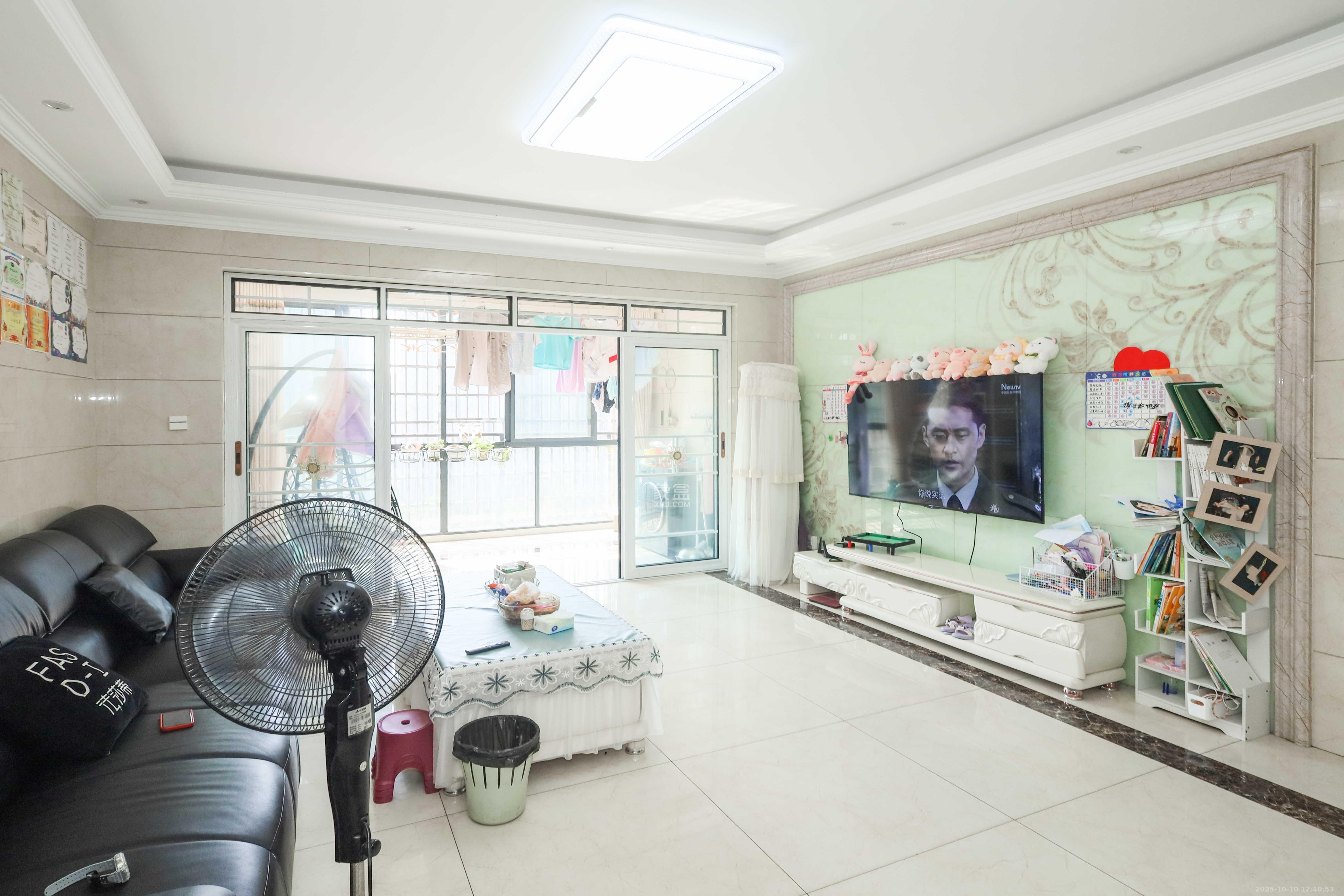 润芳园  4室2厅2卫    120.0万客厅