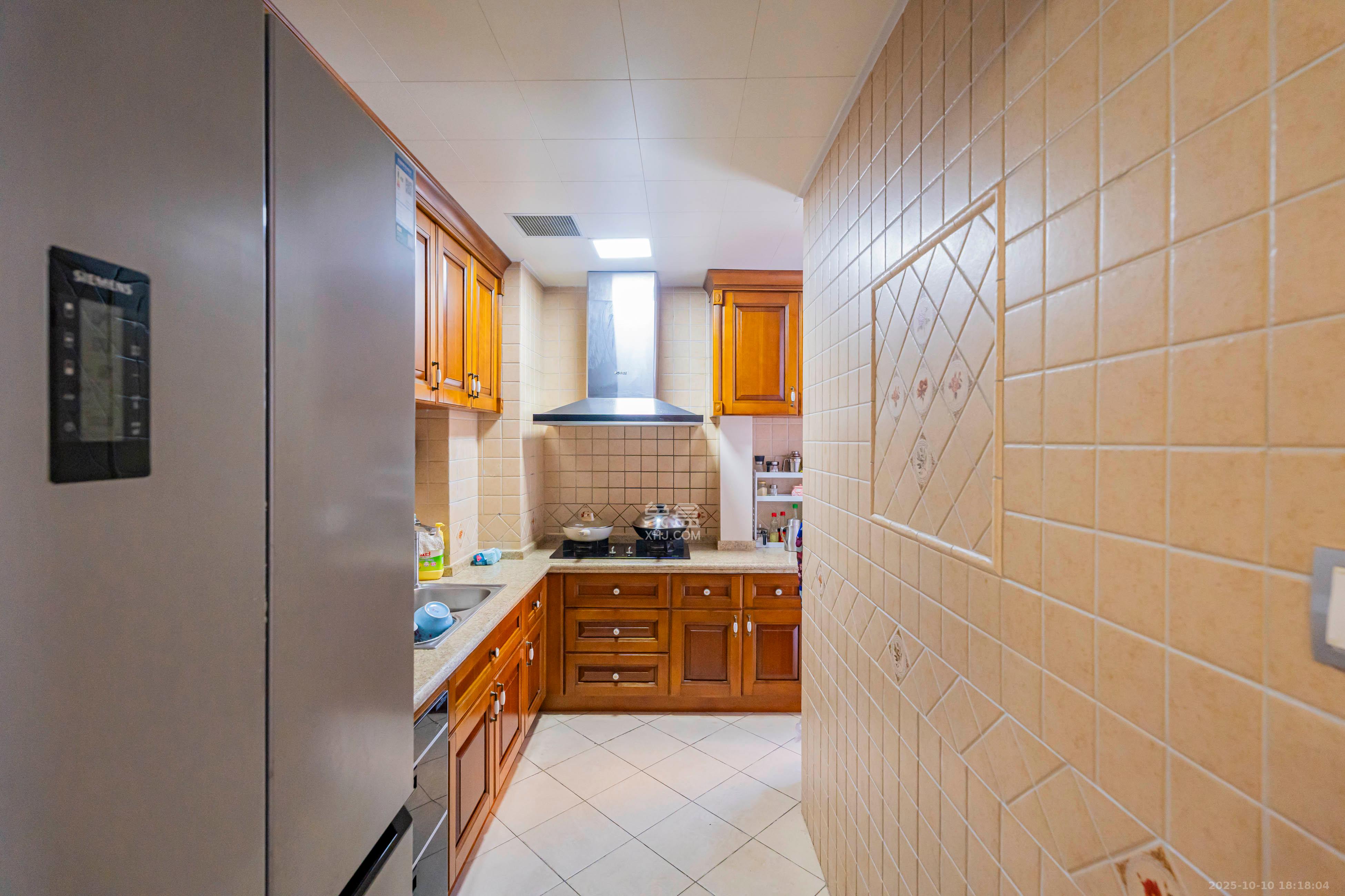 金色屋顶 4室2厅2卫 238.0万 金色屋顶 4室2厅2卫 238.0万厨房