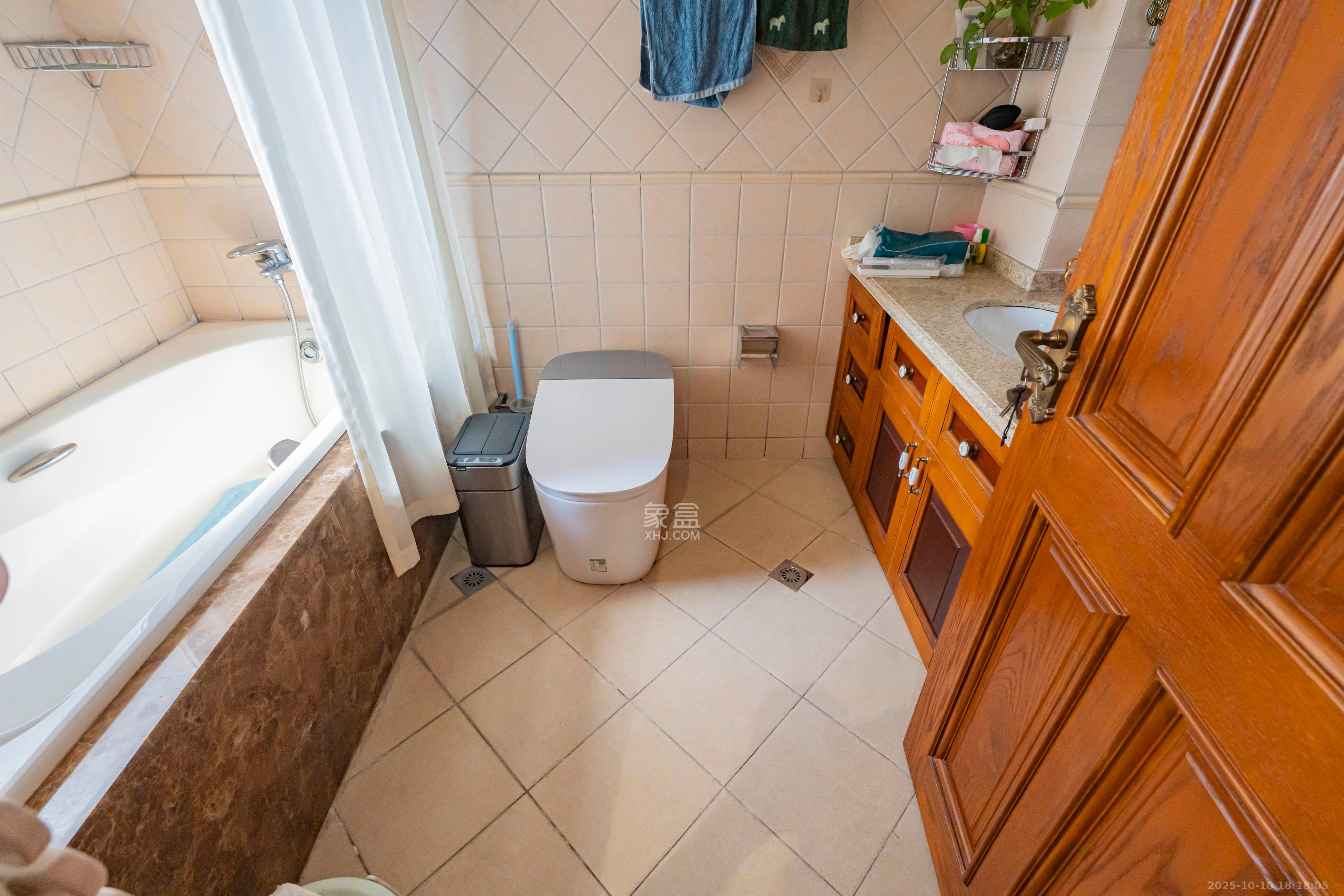 金色屋顶 4室2厅2卫 238.0万 金色屋顶 4室2厅2卫 238.0万卫生间