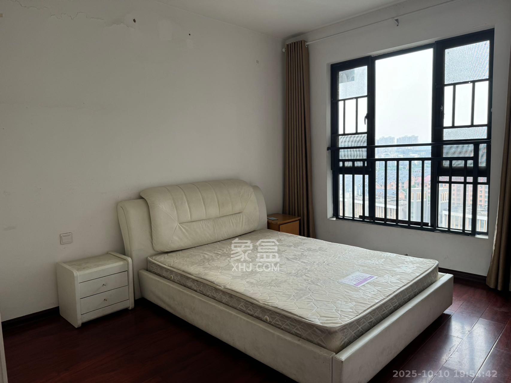 南庭城果  3室2厅1卫    2300.0元/月室内图