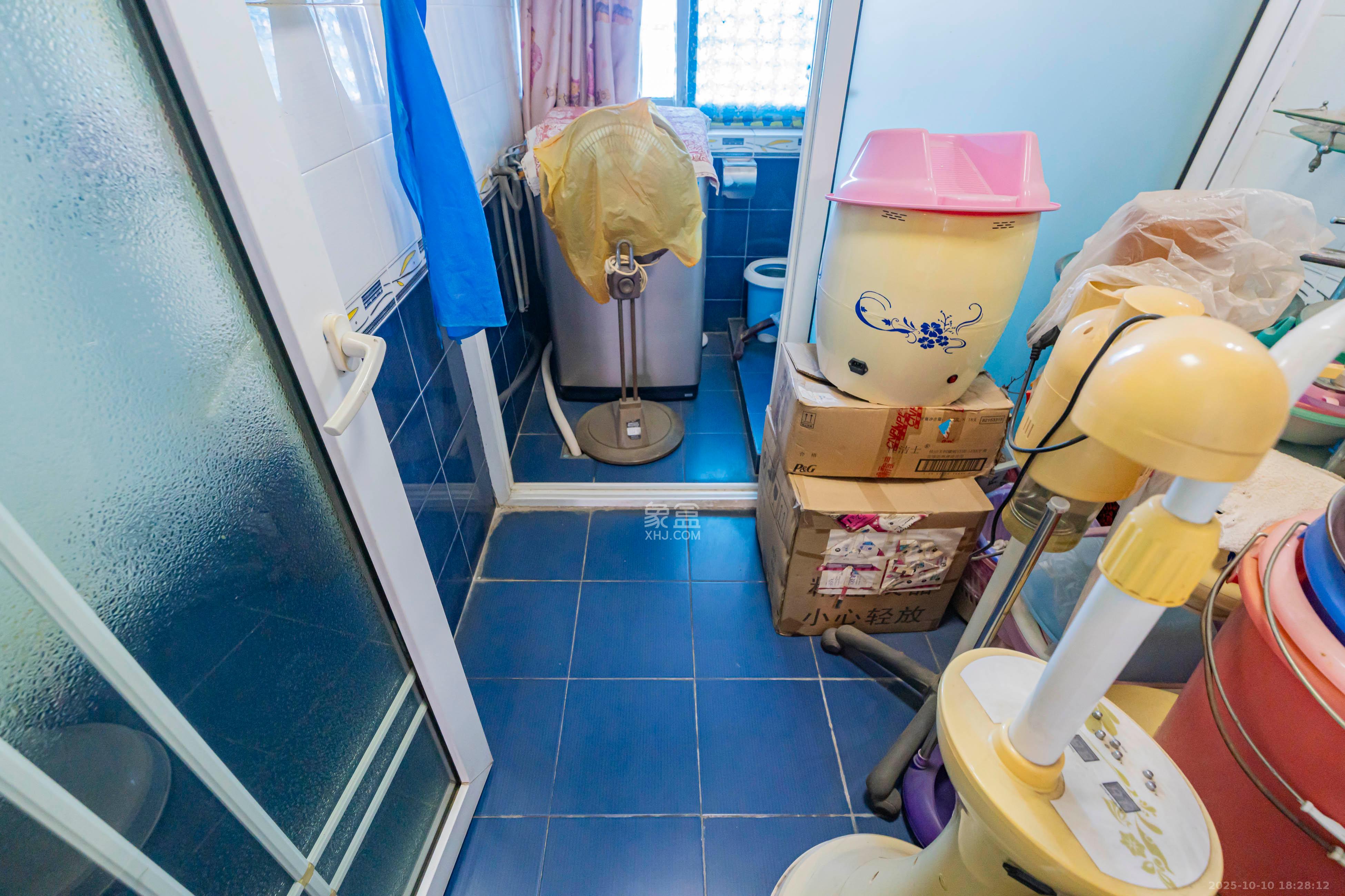 金帆小区  4室2厅2卫    79.0万 金帆小区  4室2厅2卫    79.0万卫生间