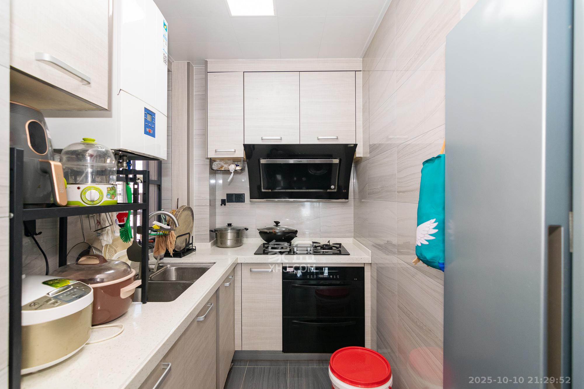 绿地香树花城 3室2厅2卫 79.9万 绿地香树花城 3室2厅2卫 79.9万厨房