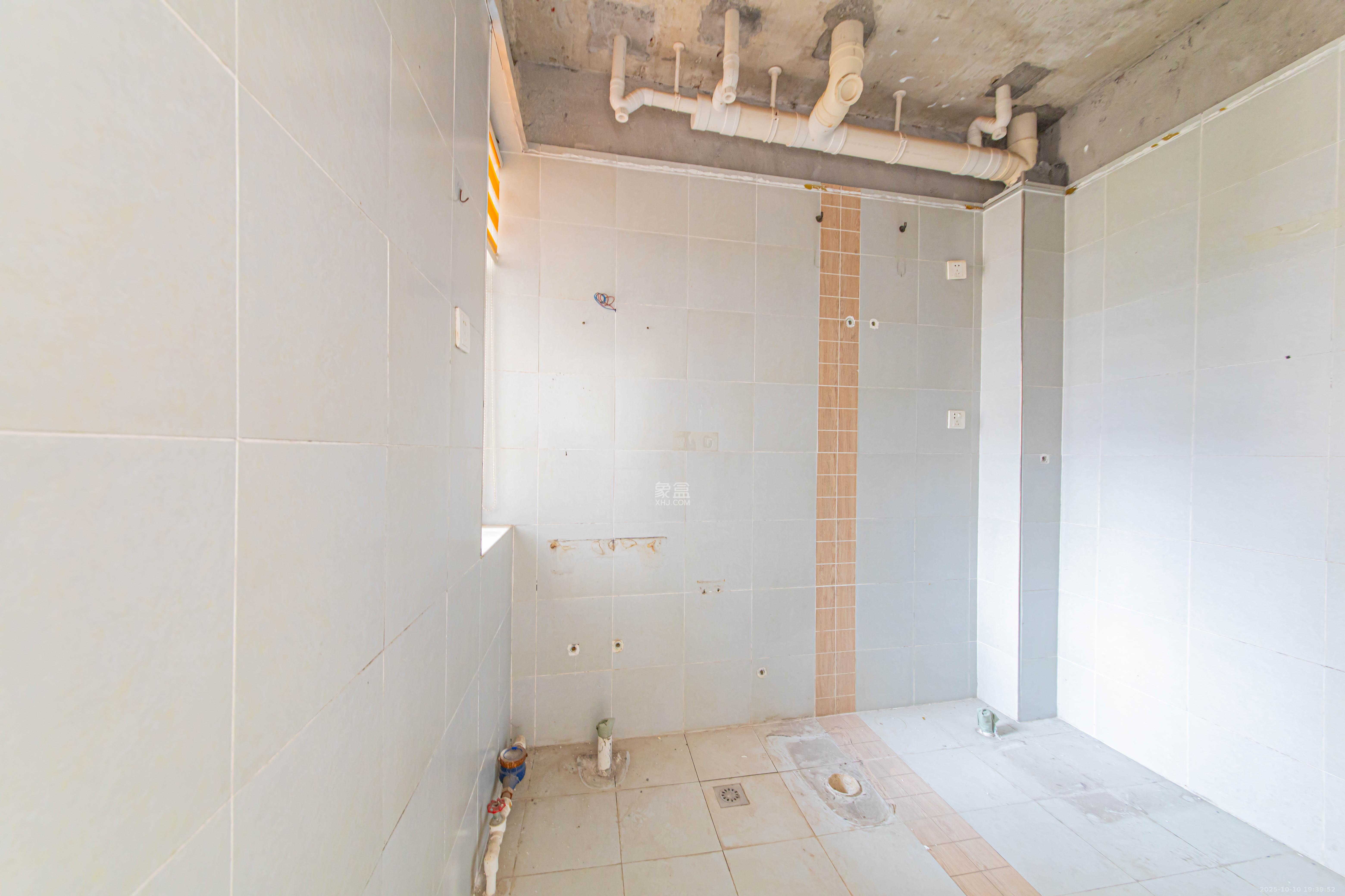 银桂苑  4室2厅2卫    126.0万卫生间