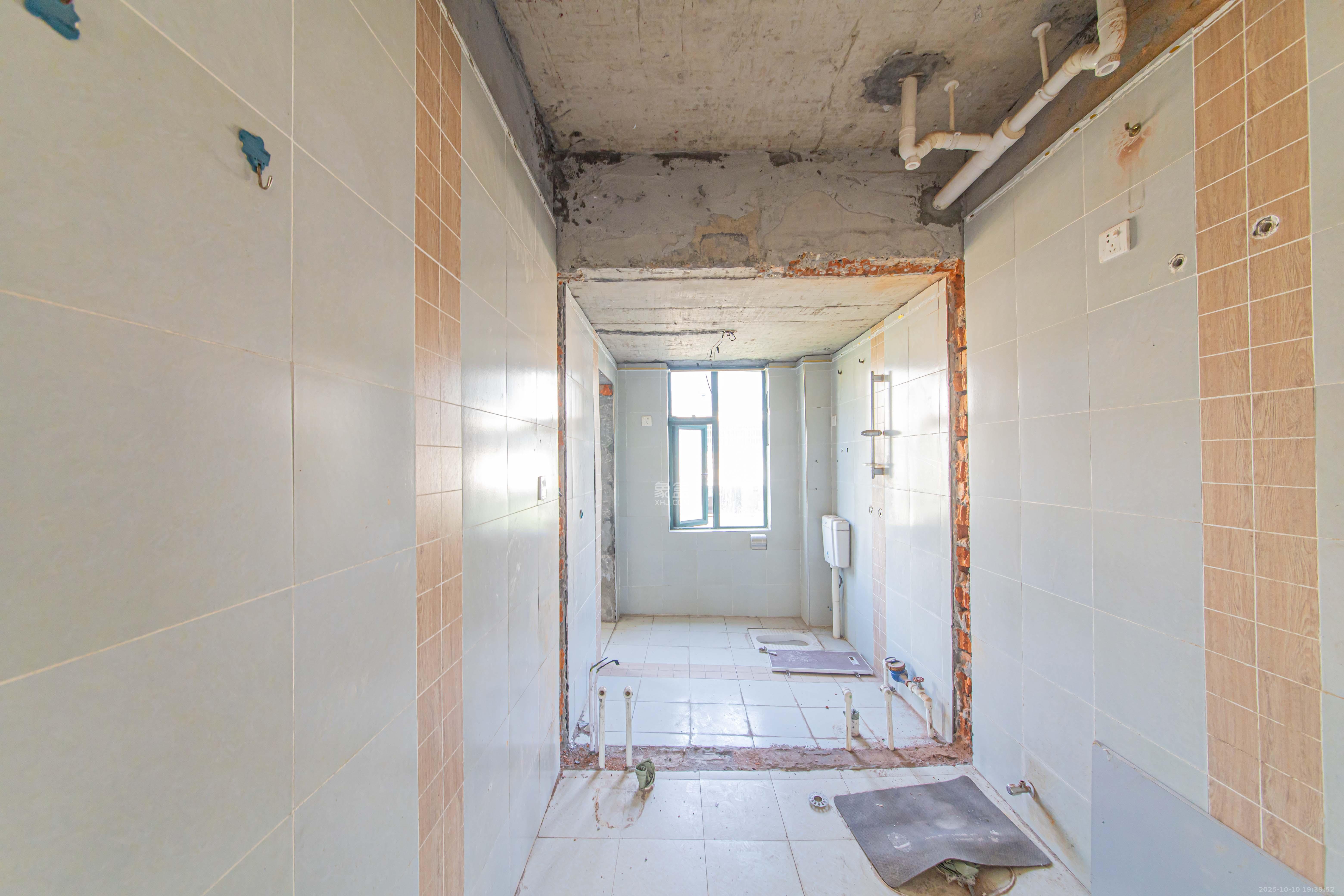 银桂苑  4室2厅2卫    126.0万卫生间