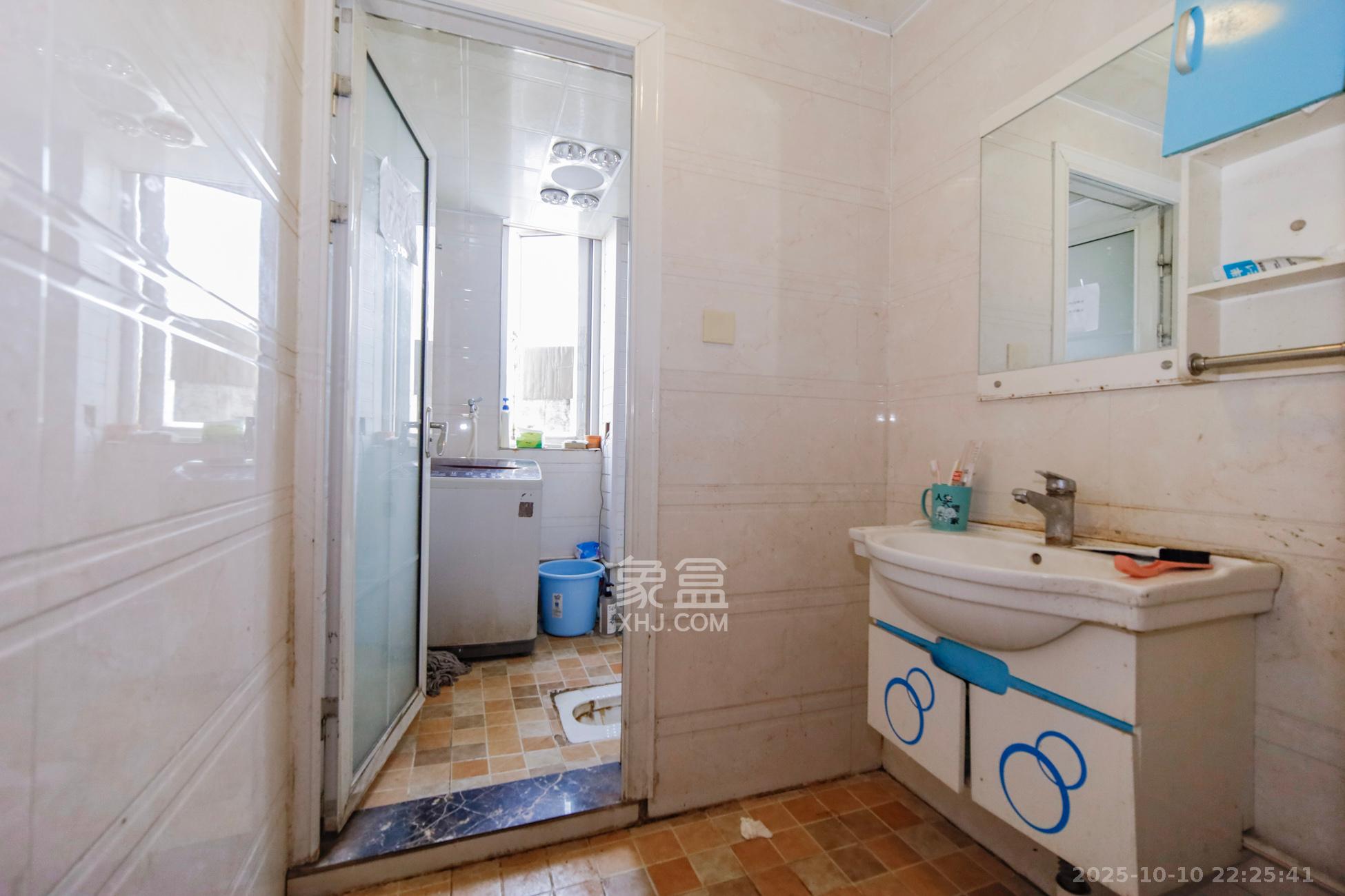 蓝光幸福满庭  4室2厅2卫    85.0万卫生间