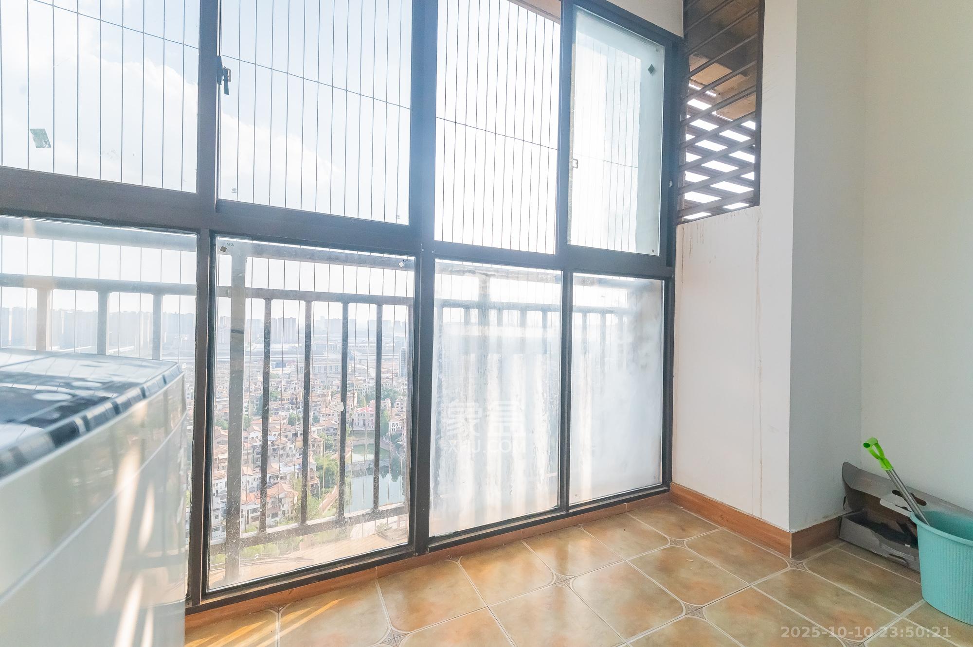 华润置地广场二期  3室2厅2卫    69.8万 华润置地广场二期  3室2厅2卫    69.8万阳台