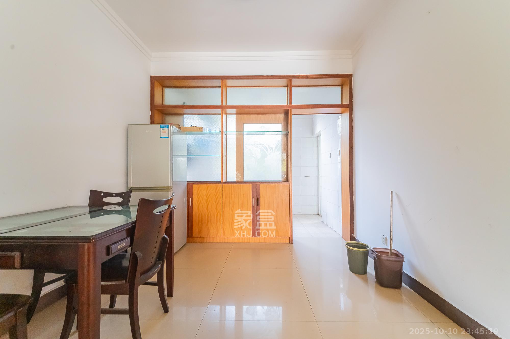 山水人家一二期  3室2厅2卫    73.0万客厅