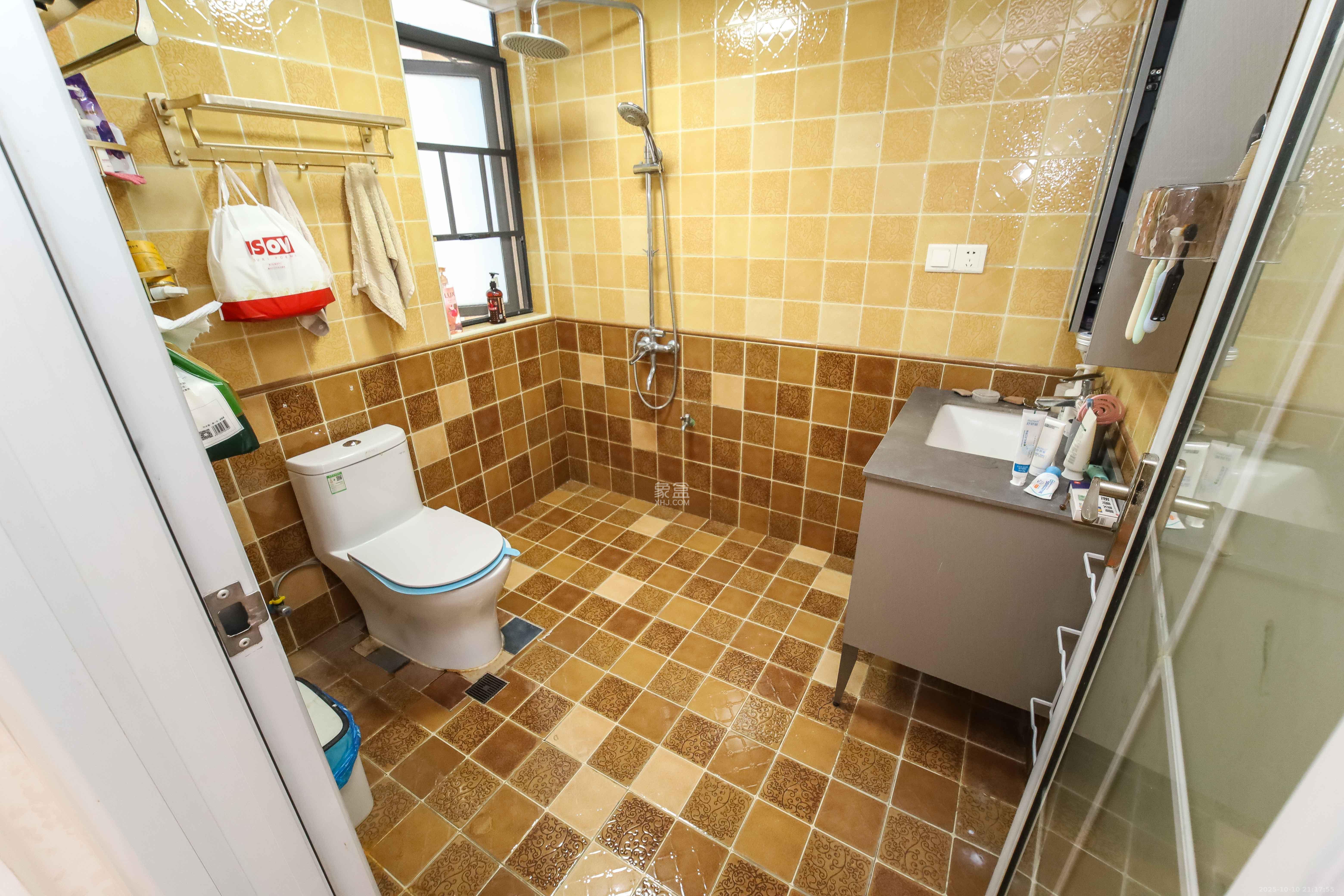 江河东澜湾  3室2厅2卫    135.0万卫生间