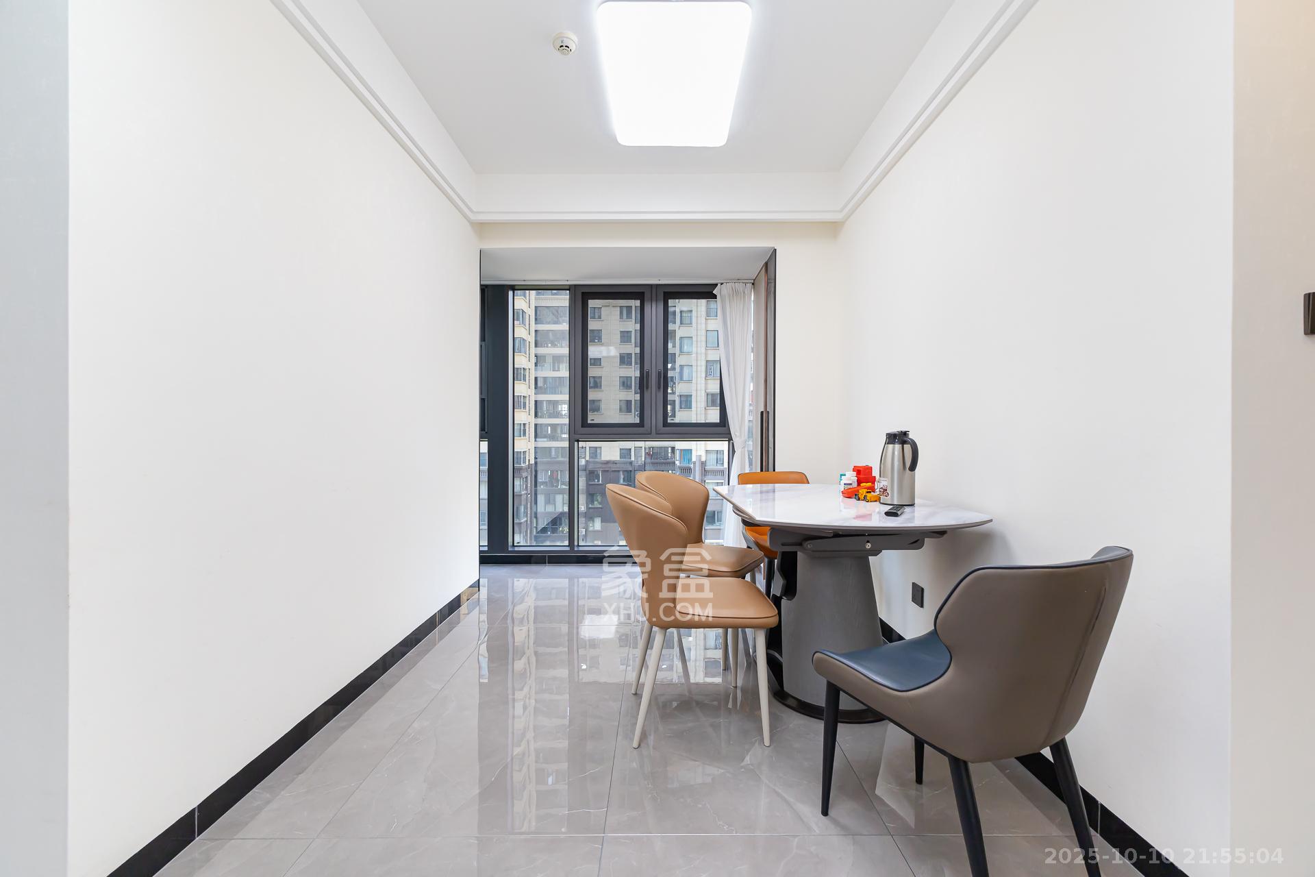 明发阅江悦府  3室2厅2卫    115.0万 明发阅江悦府  3室2厅2卫    115.0万客厅