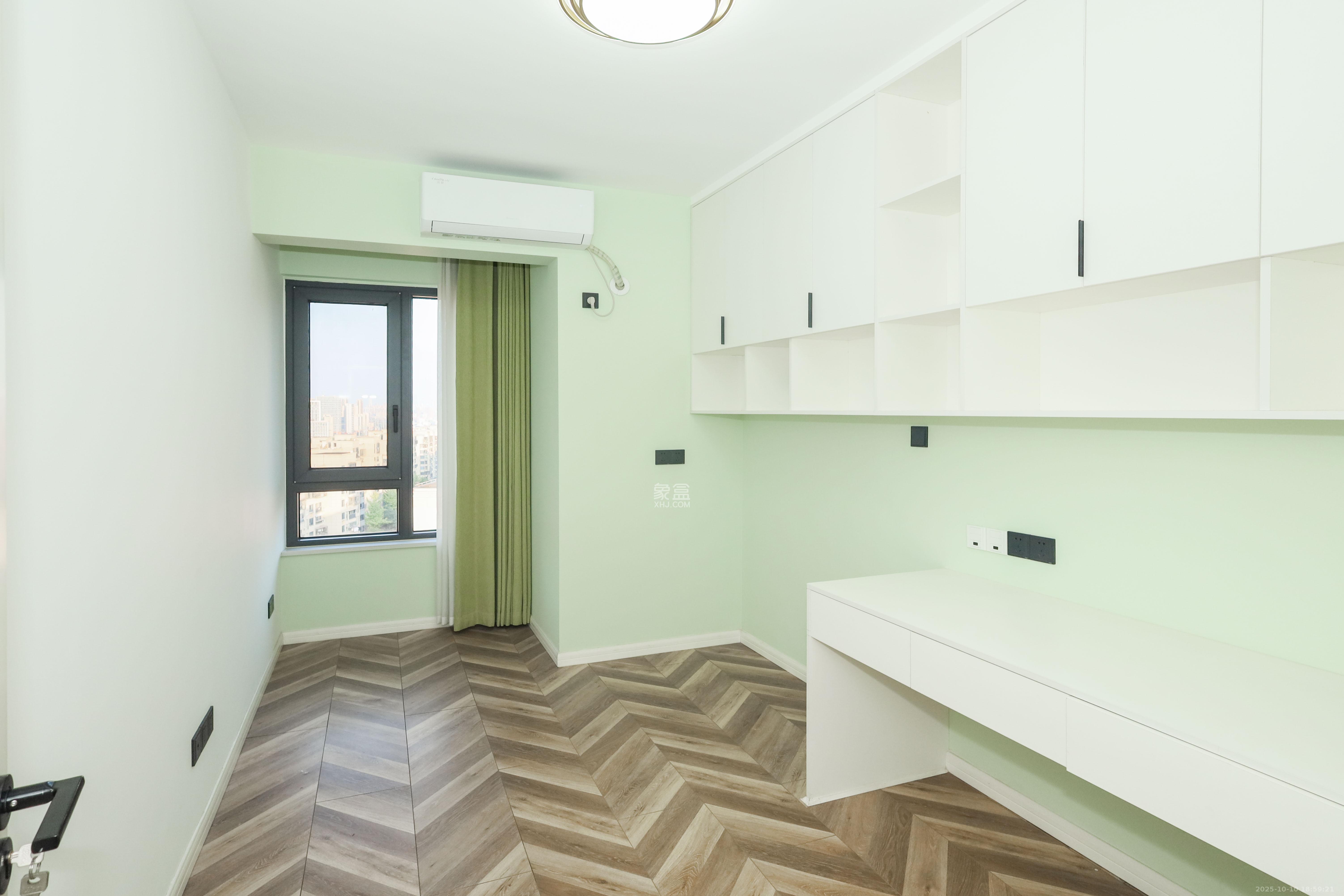 保利麓谷林语D区  4室2厅2卫    148.0万卧室