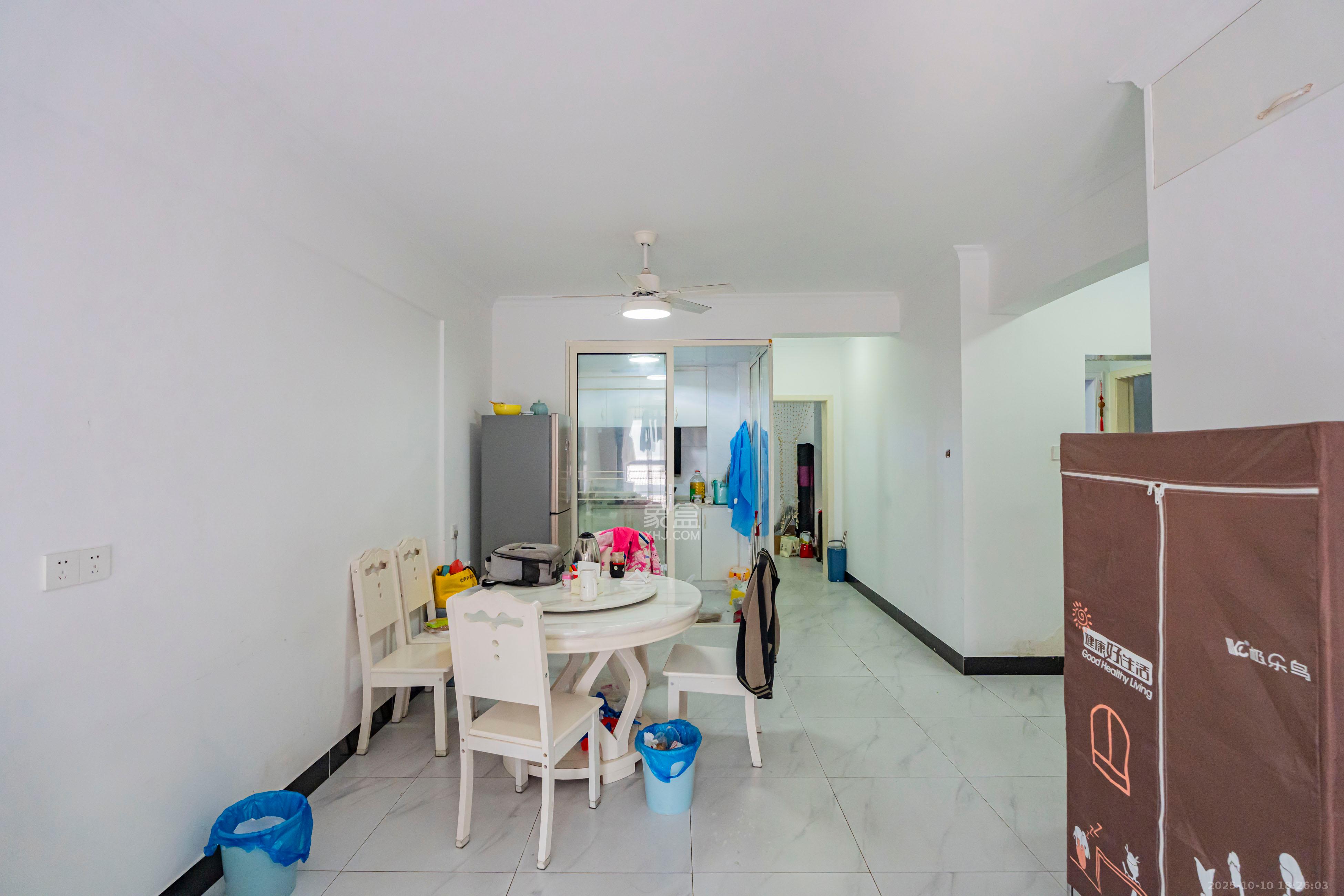 海洋半岛（月珑湾）  3室2厅1卫    100.0万客厅