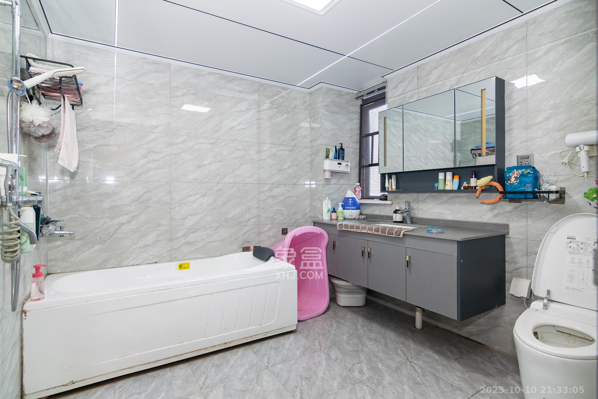 高域自然城  4室2厅2卫    145.0万卫生间