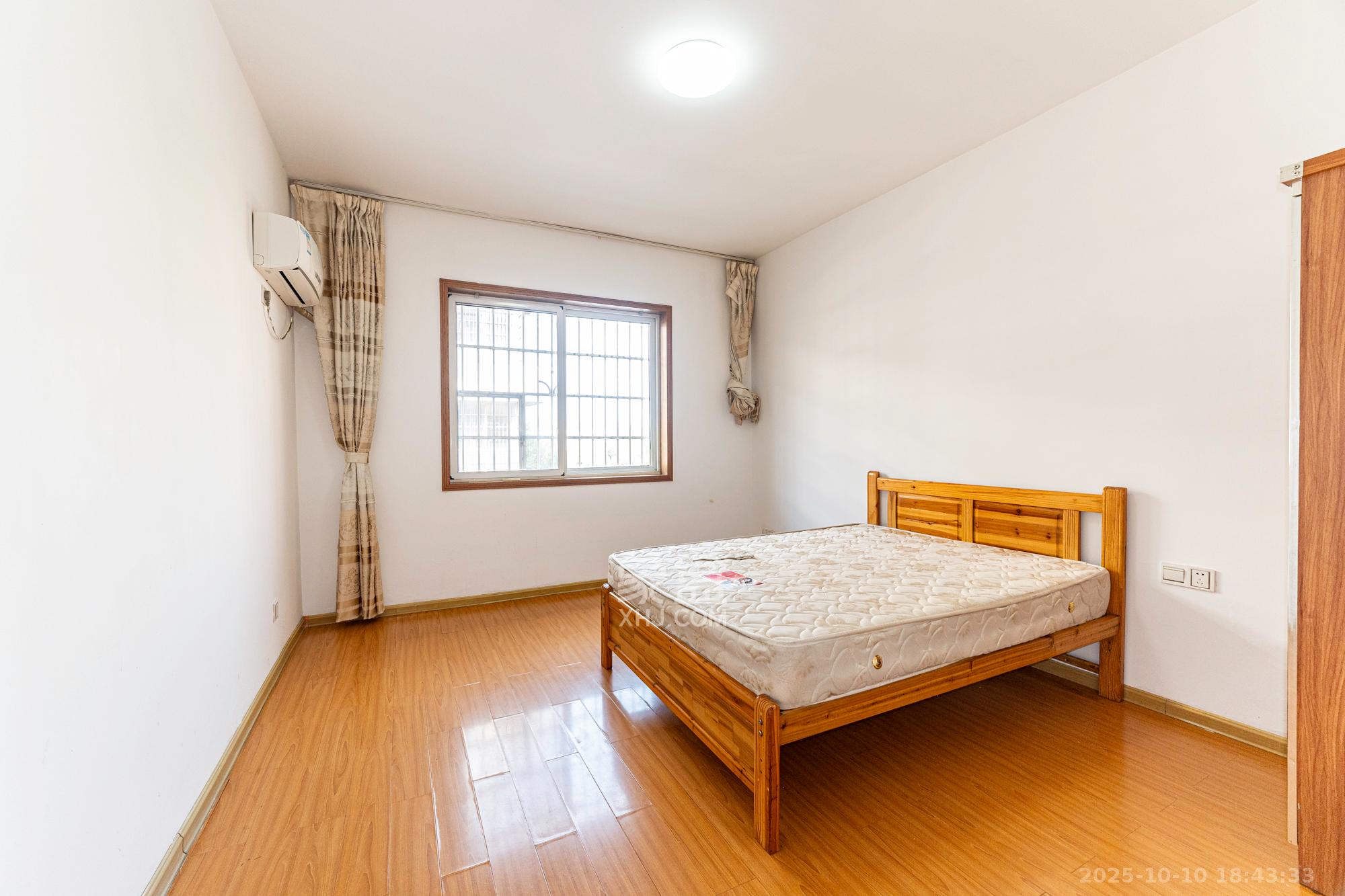 金鹰机电大市场  5室2厅2卫    106.8万卧室