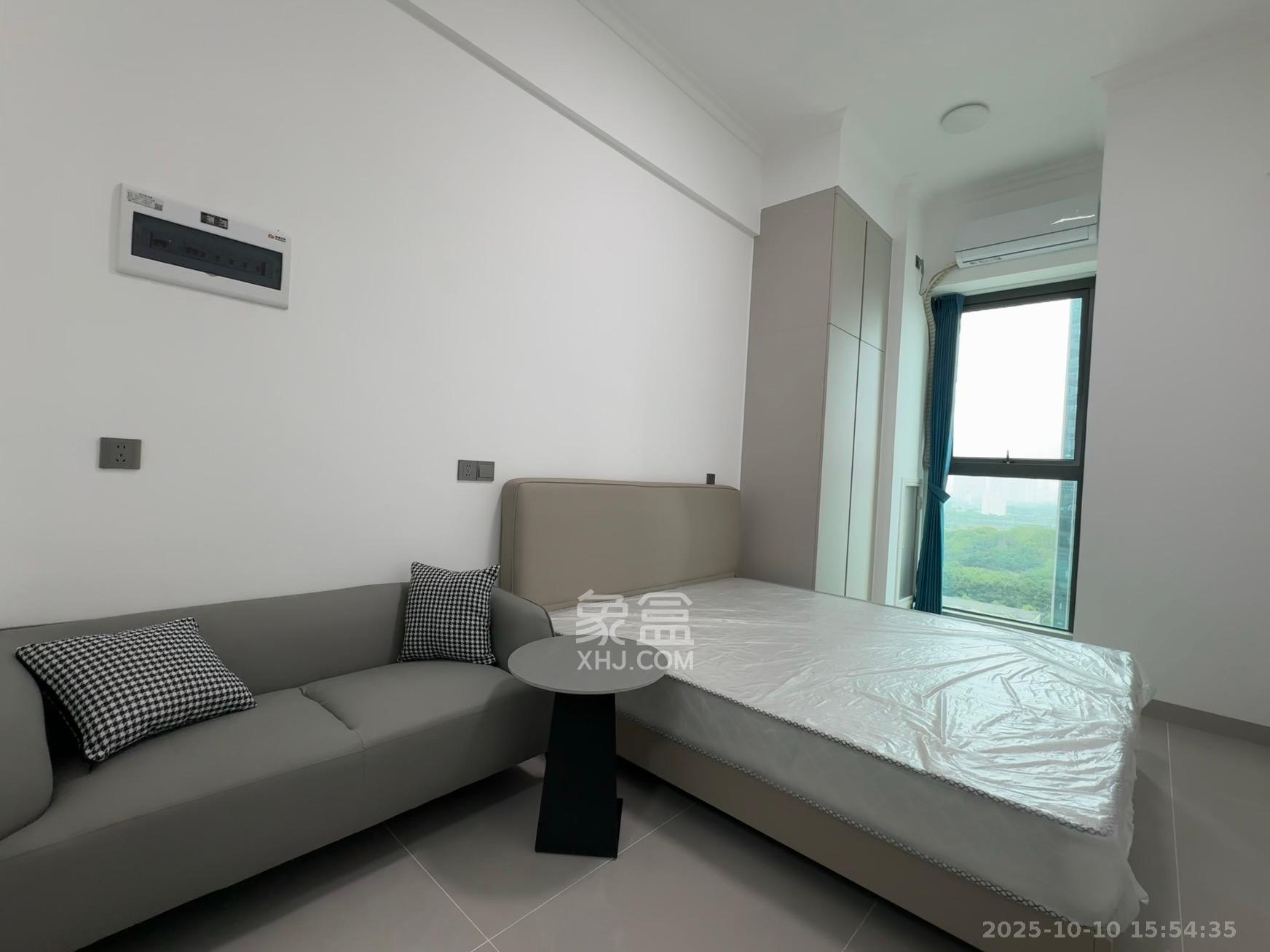 绿地商务广场  1室1厅1卫    1500.0元/月