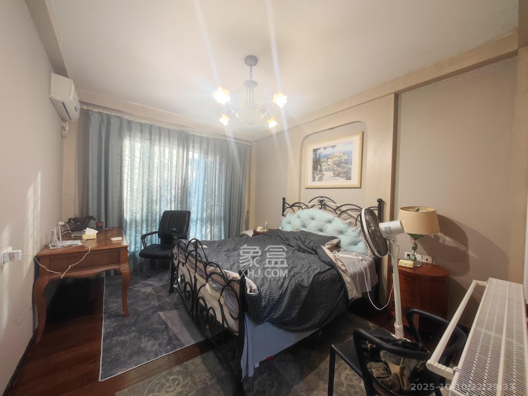 欧莱雅郡  4室2厅2卫    158.8万卧室