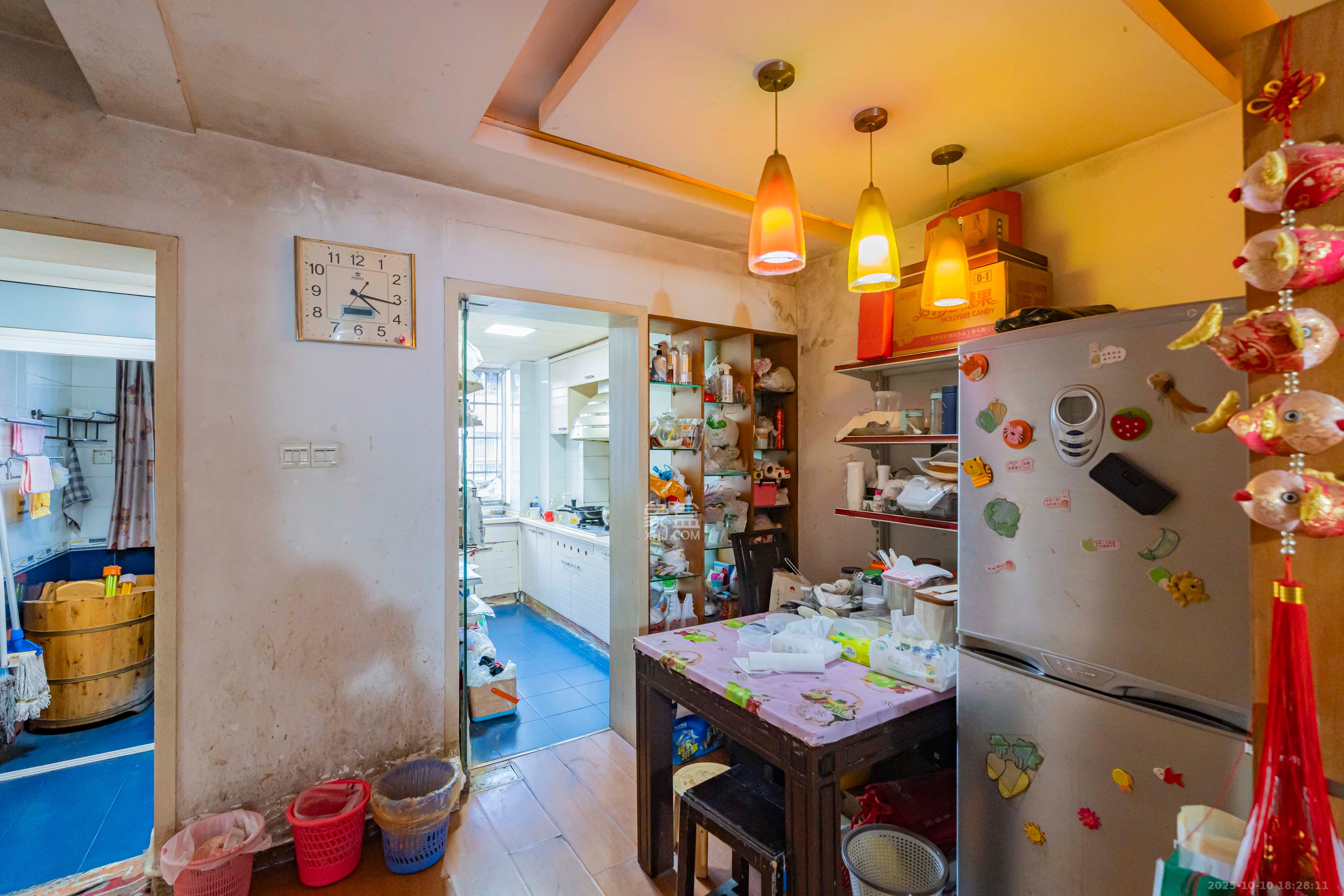 金帆小区  4室2厅2卫    79.0万 金帆小区  4室2厅2卫    79.0万客厅