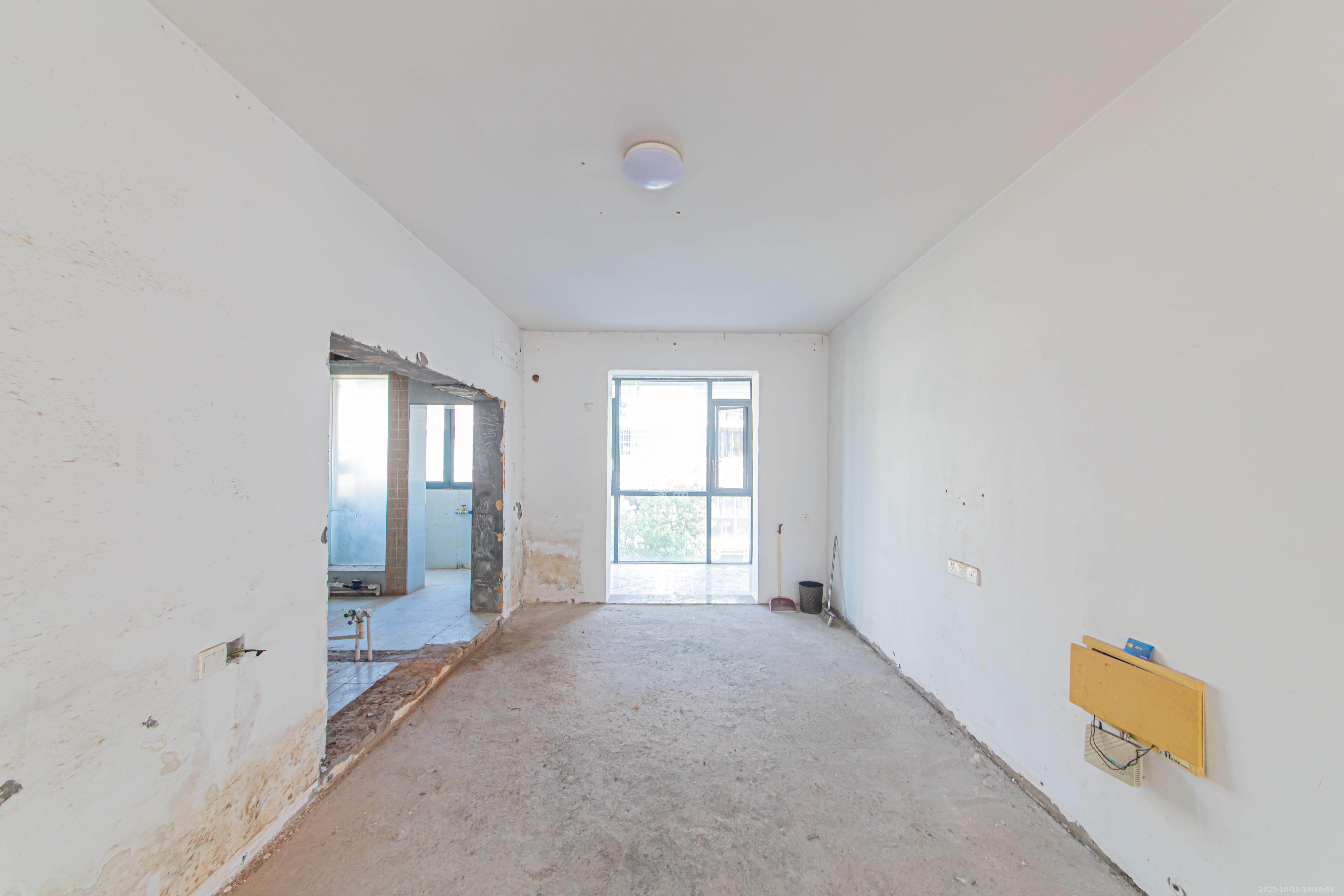 银桂苑  4室2厅2卫    126.0万客厅