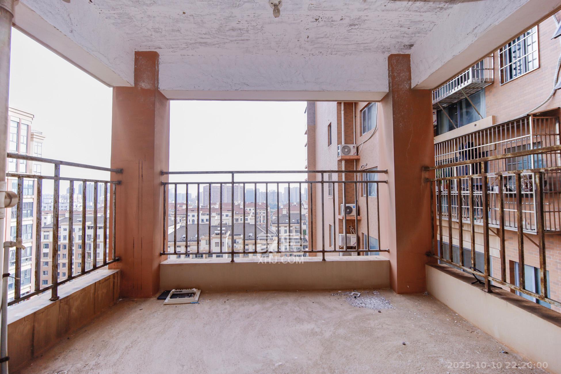 上海城小区  4室2厅2卫    168.0万阳台