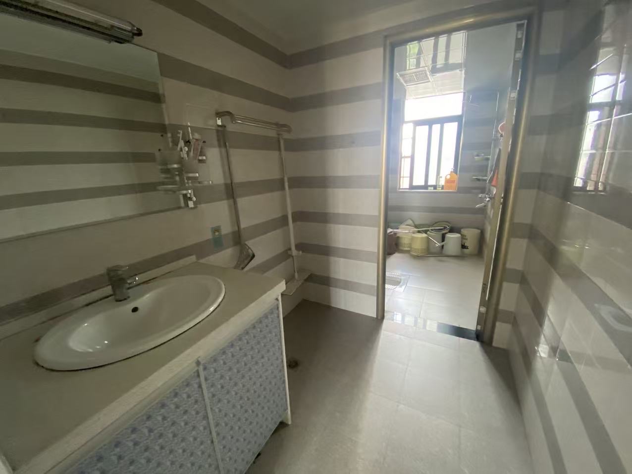 桃花缘 3室2厅2卫 1800.0元/月 桃花缘 3室2厅2卫 1800.0元/月室内图