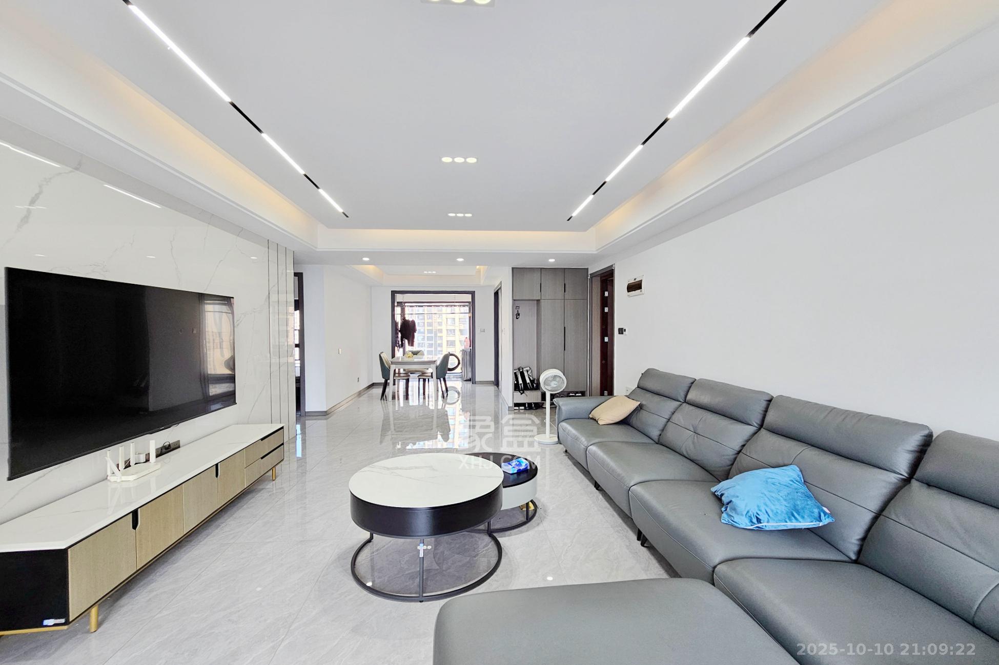 阳光城尚东湾愉景苑  4室2厅2卫    155.0万客厅