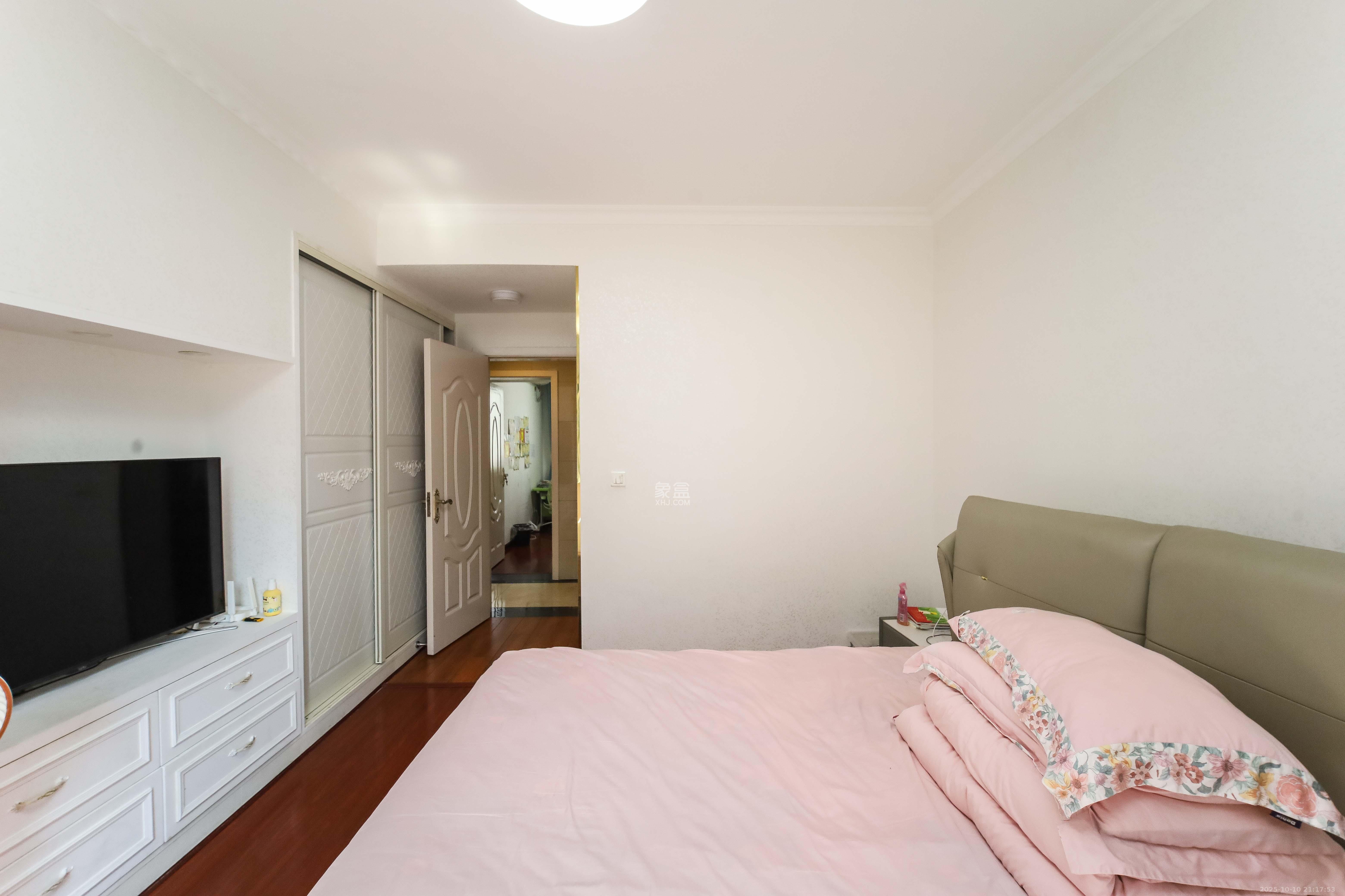 江河东澜湾  3室2厅2卫    135.0万卧室