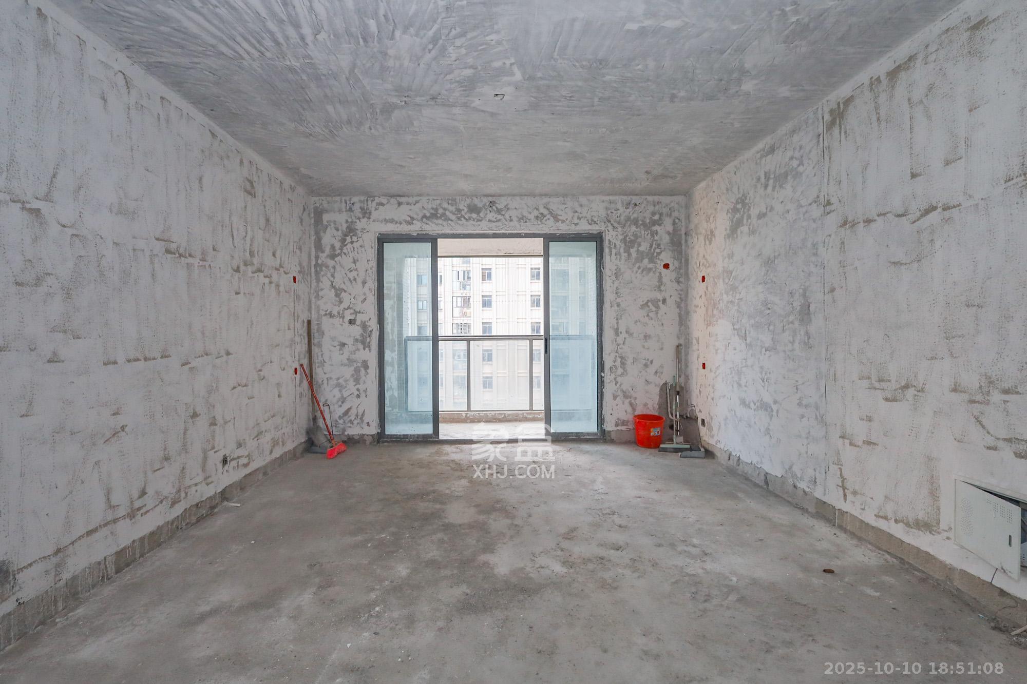 八方小区C区  1室2厅2卫    335.0万 八方小区C区  1室2厅2卫    335.0万