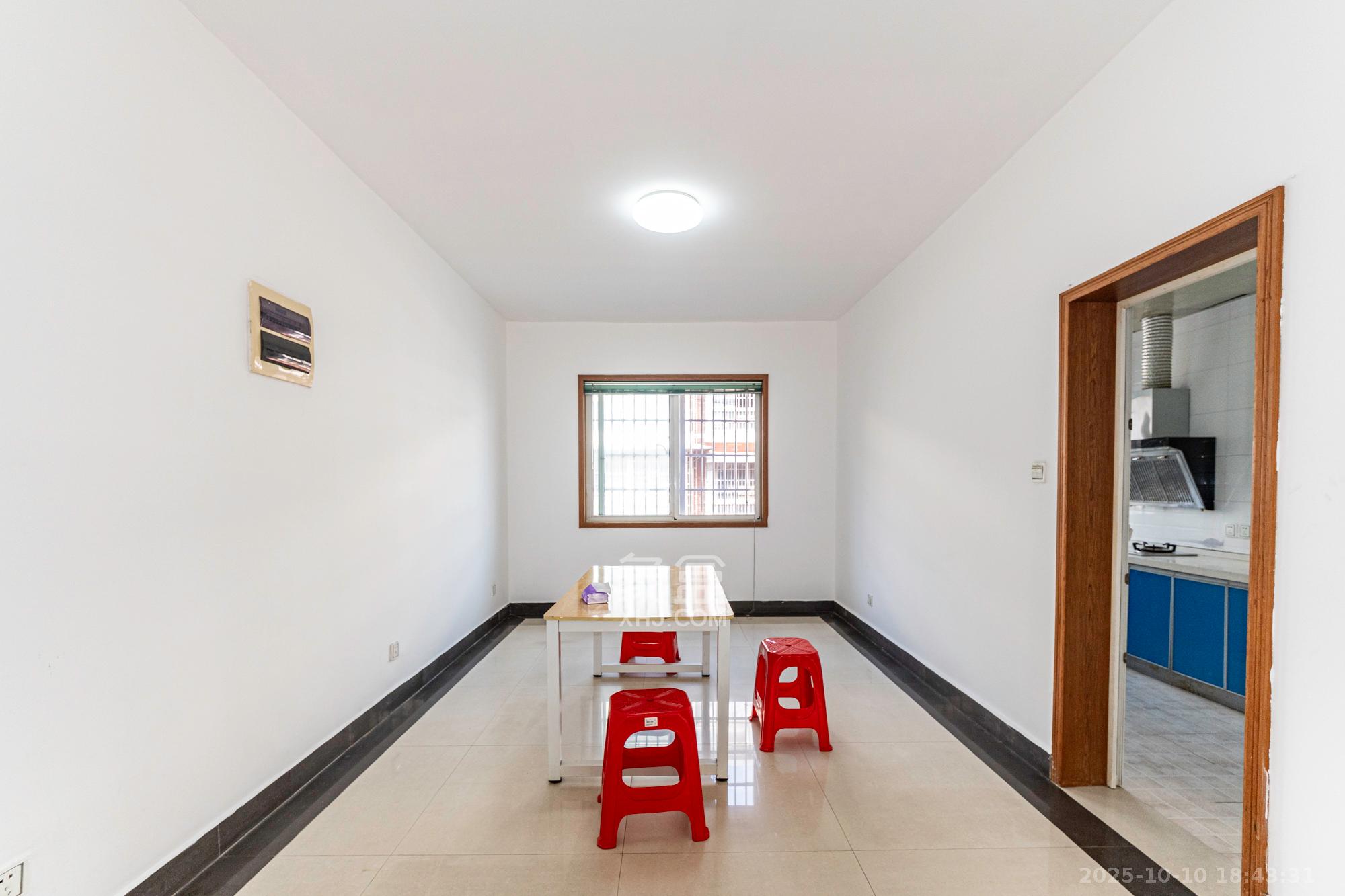 金鹰机电大市场  5室2厅2卫    106.8万客厅