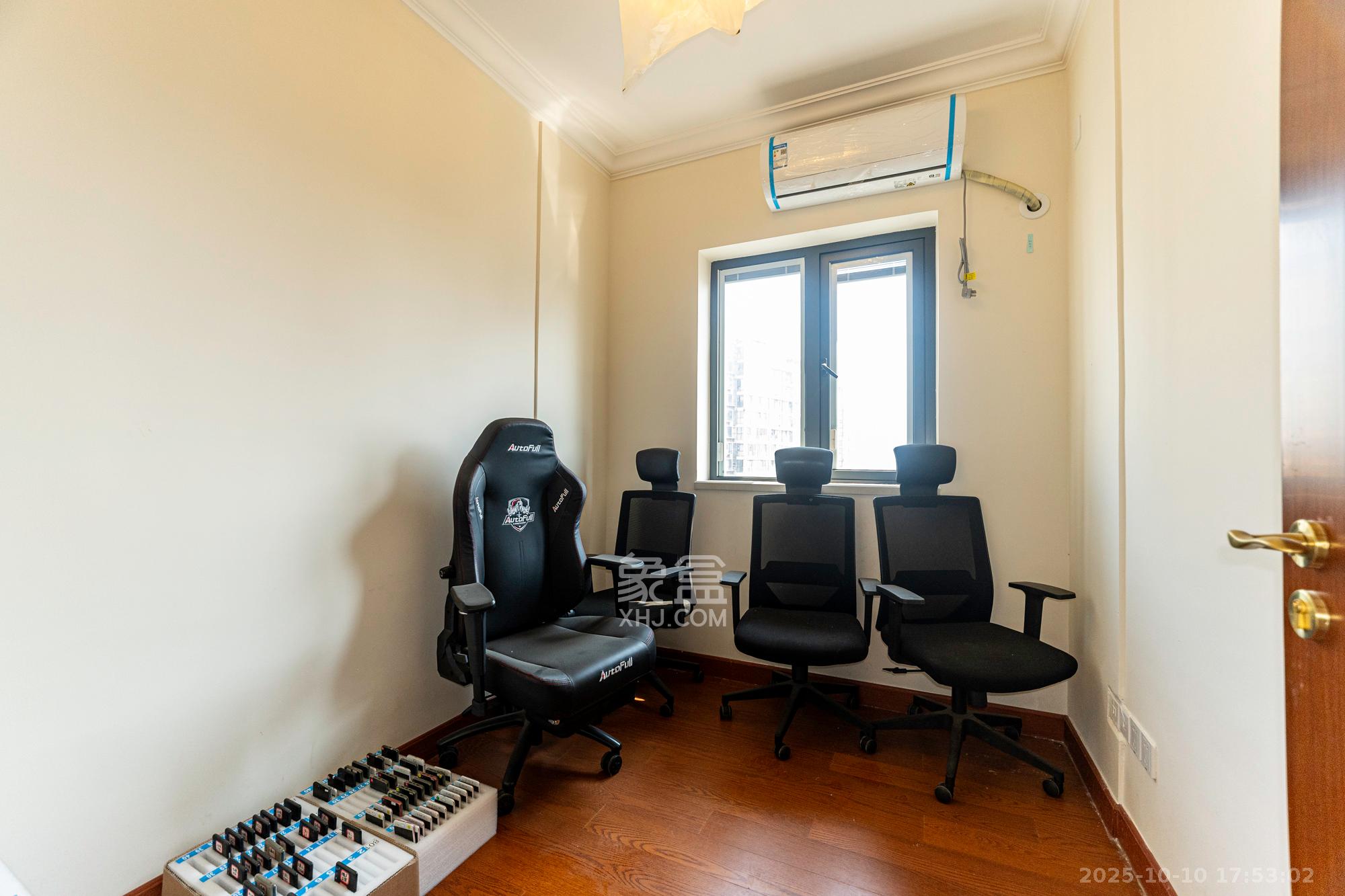 恒大雅苑  4室2厅2卫    158.0万卧室