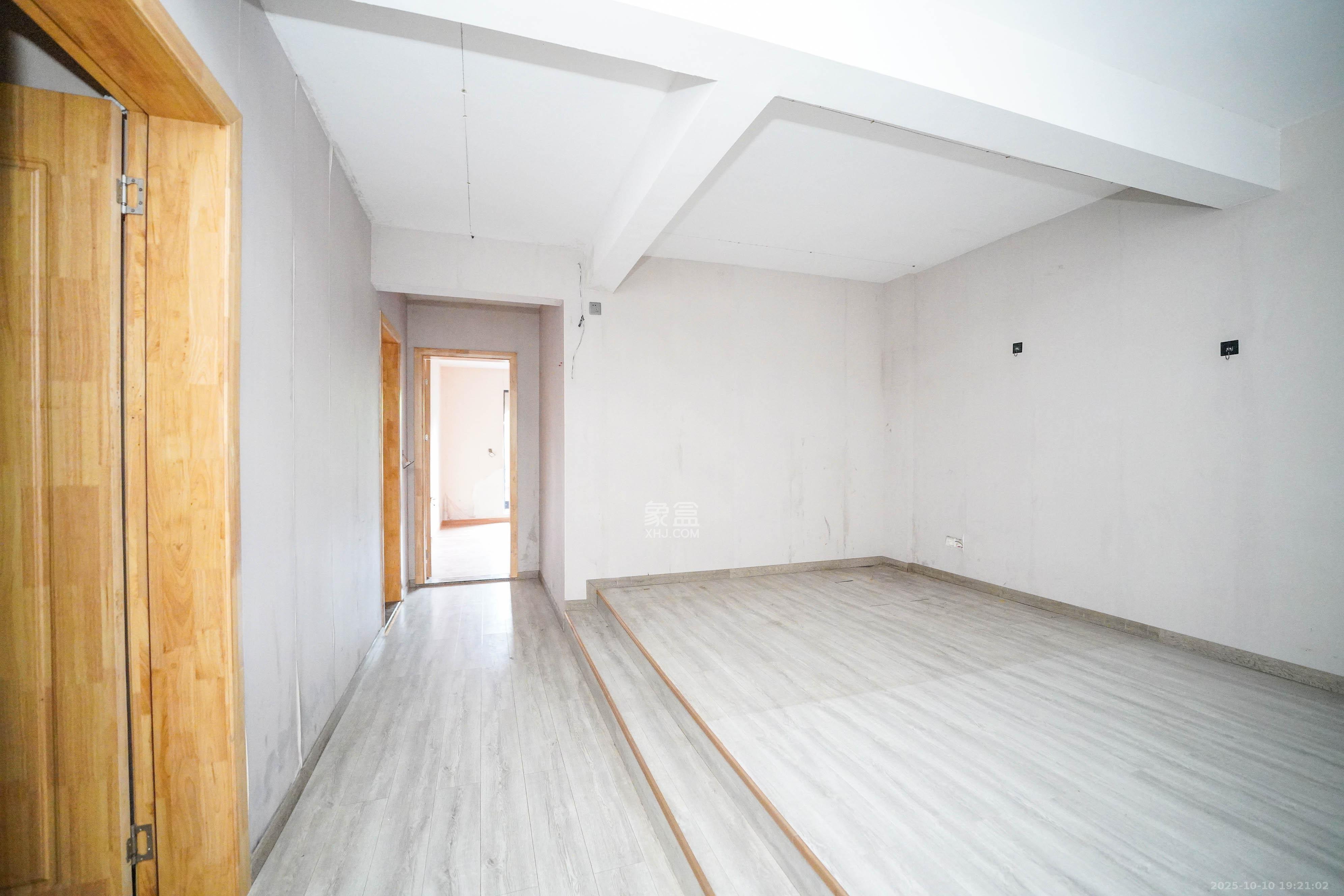 五矿万境蓝山  6室2厅4卫    355.0万卧室