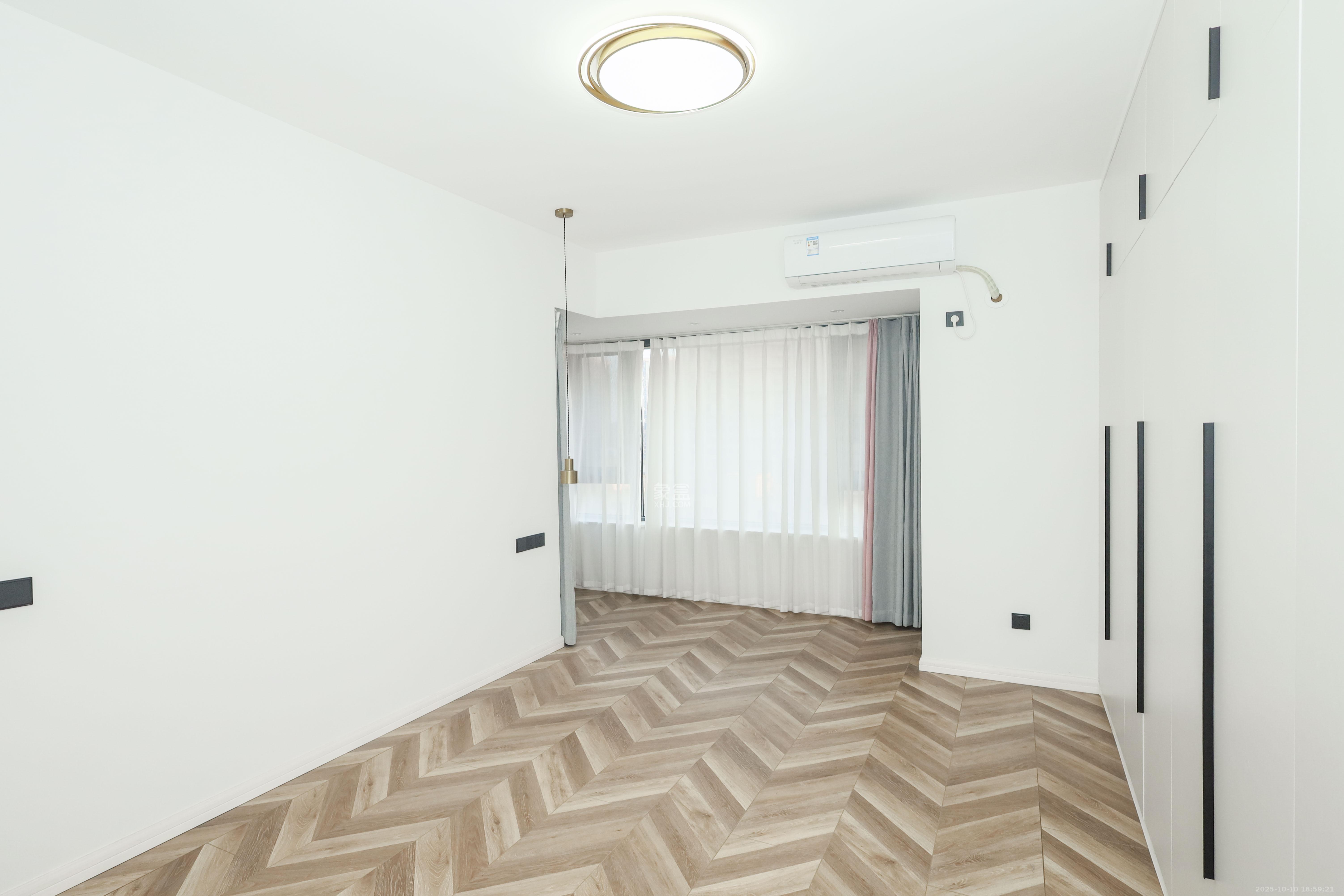 保利麓谷林语D区  4室2厅2卫    148.0万卧室