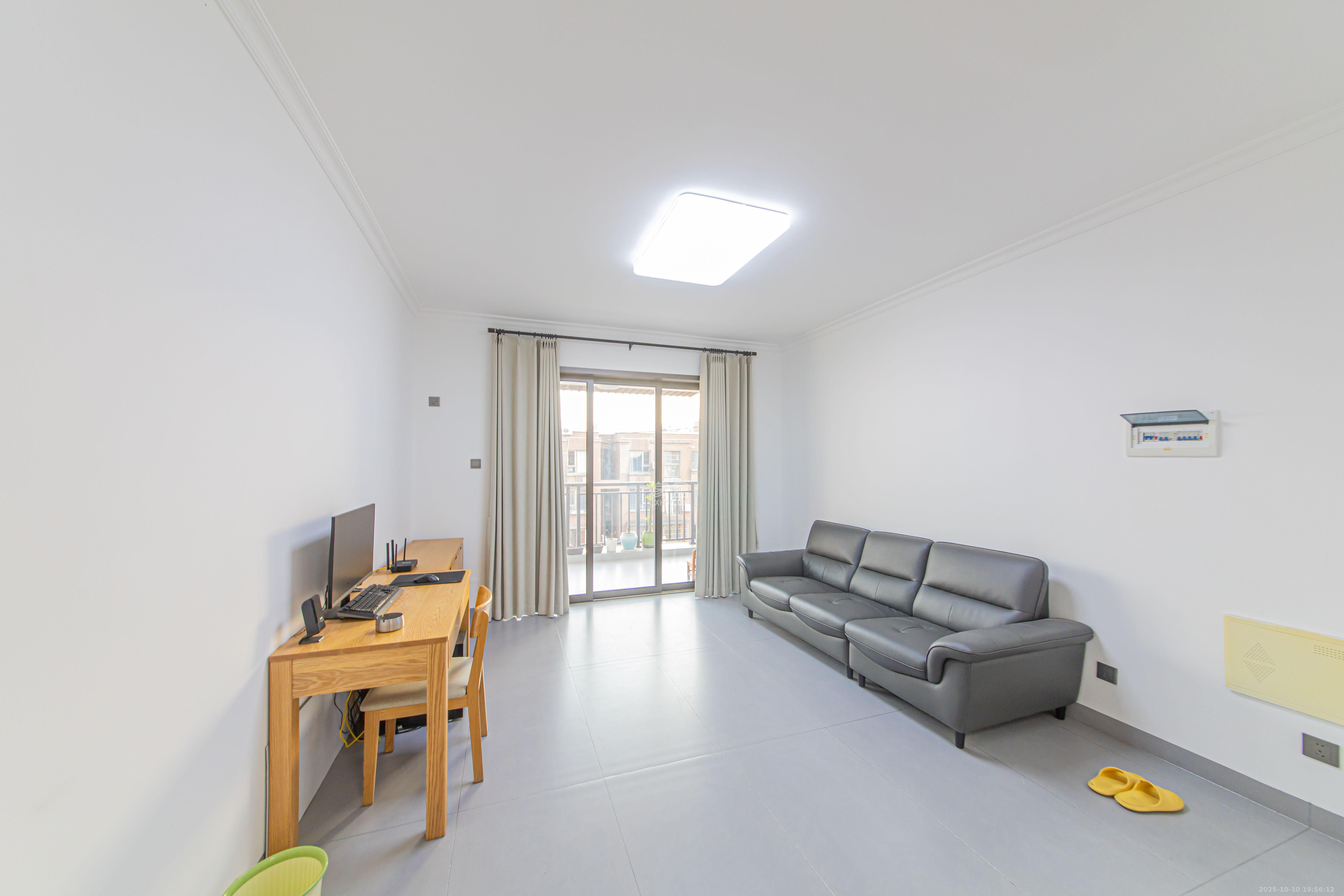 绿地公馆（绿地名邸）  3室2厅2卫    118.0万客厅