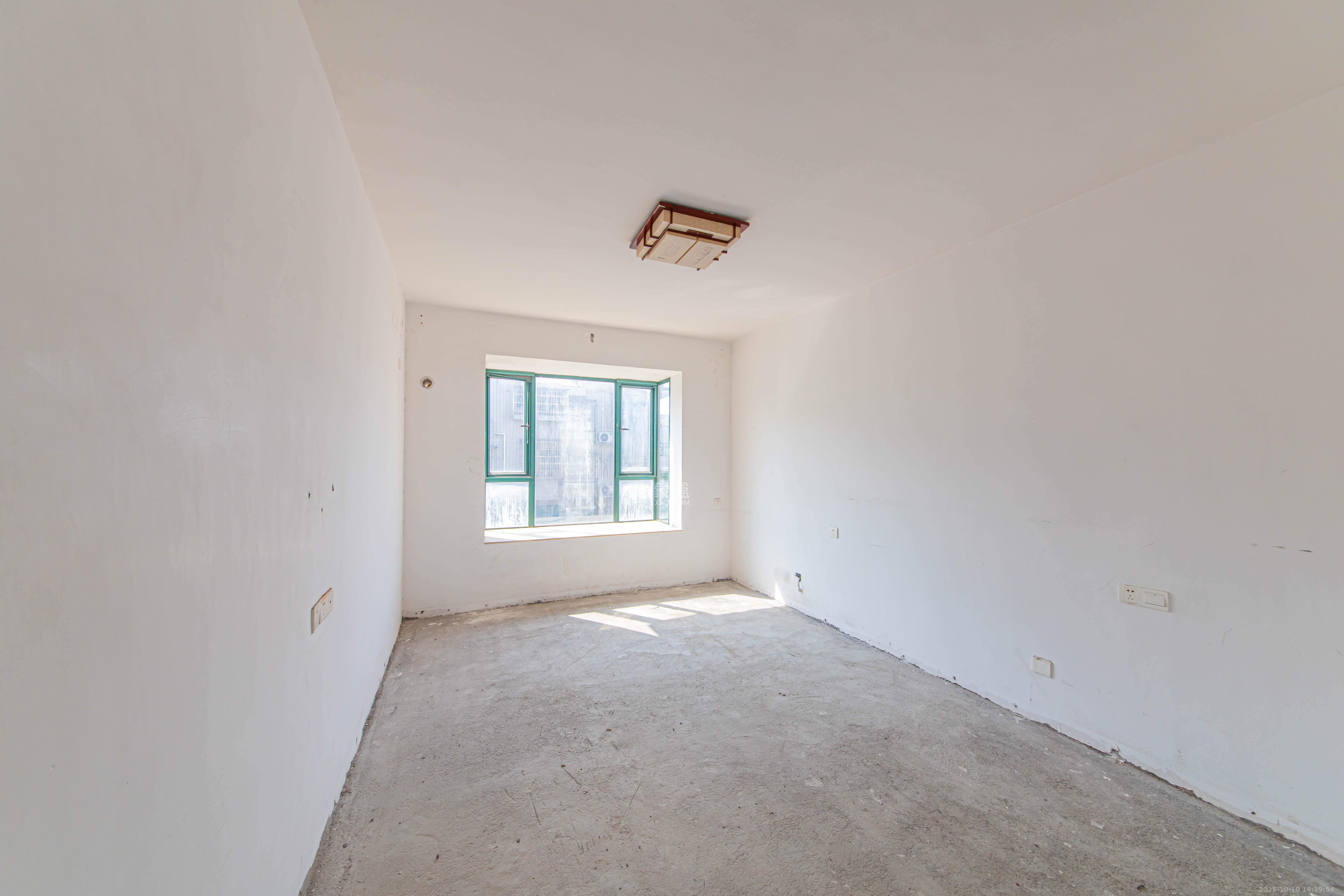 银桂苑  4室2厅2卫    126.0万卧室