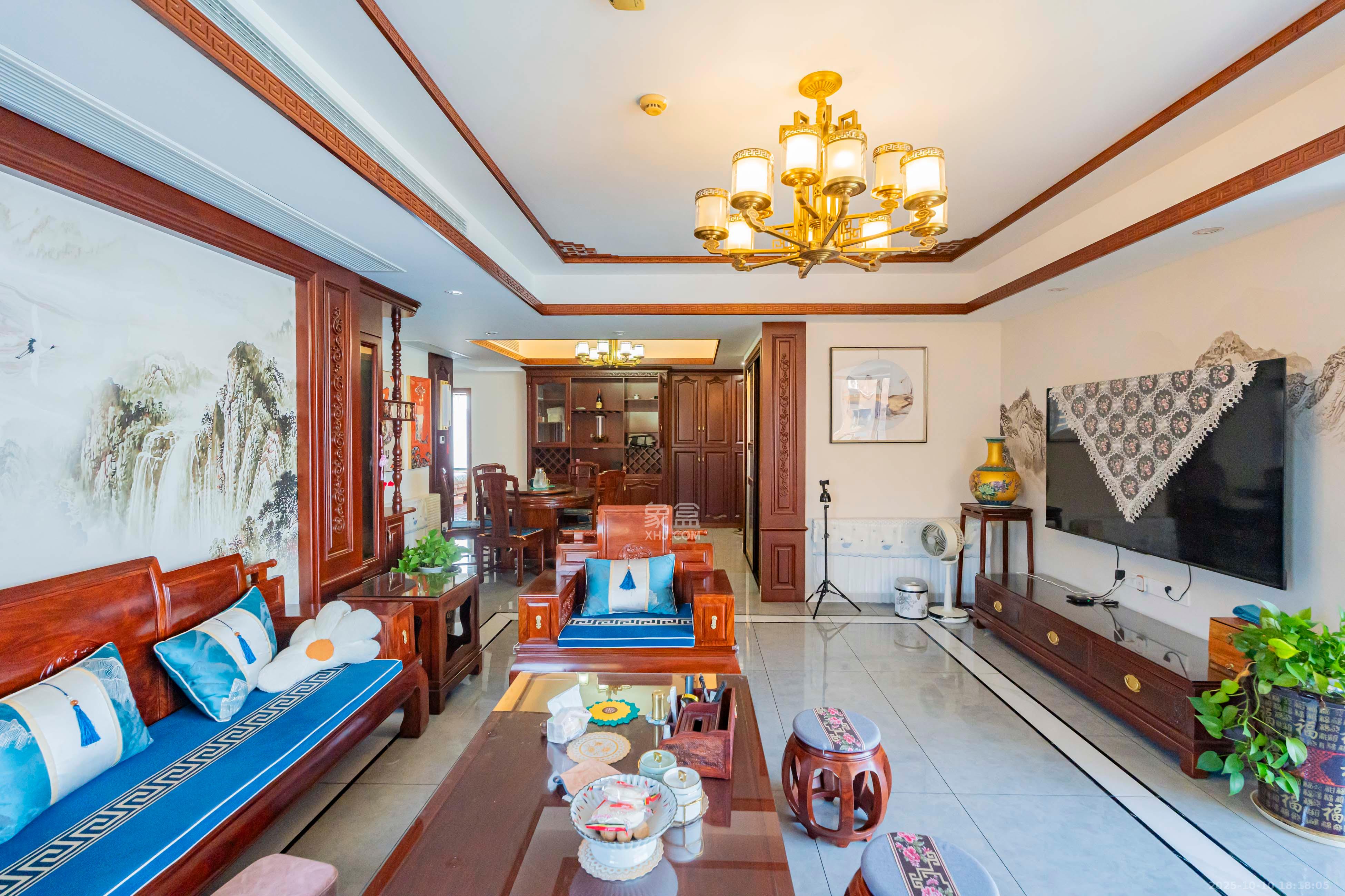 金色屋顶 4室2厅2卫 238.0万 金色屋顶 4室2厅2卫 238.0万客厅