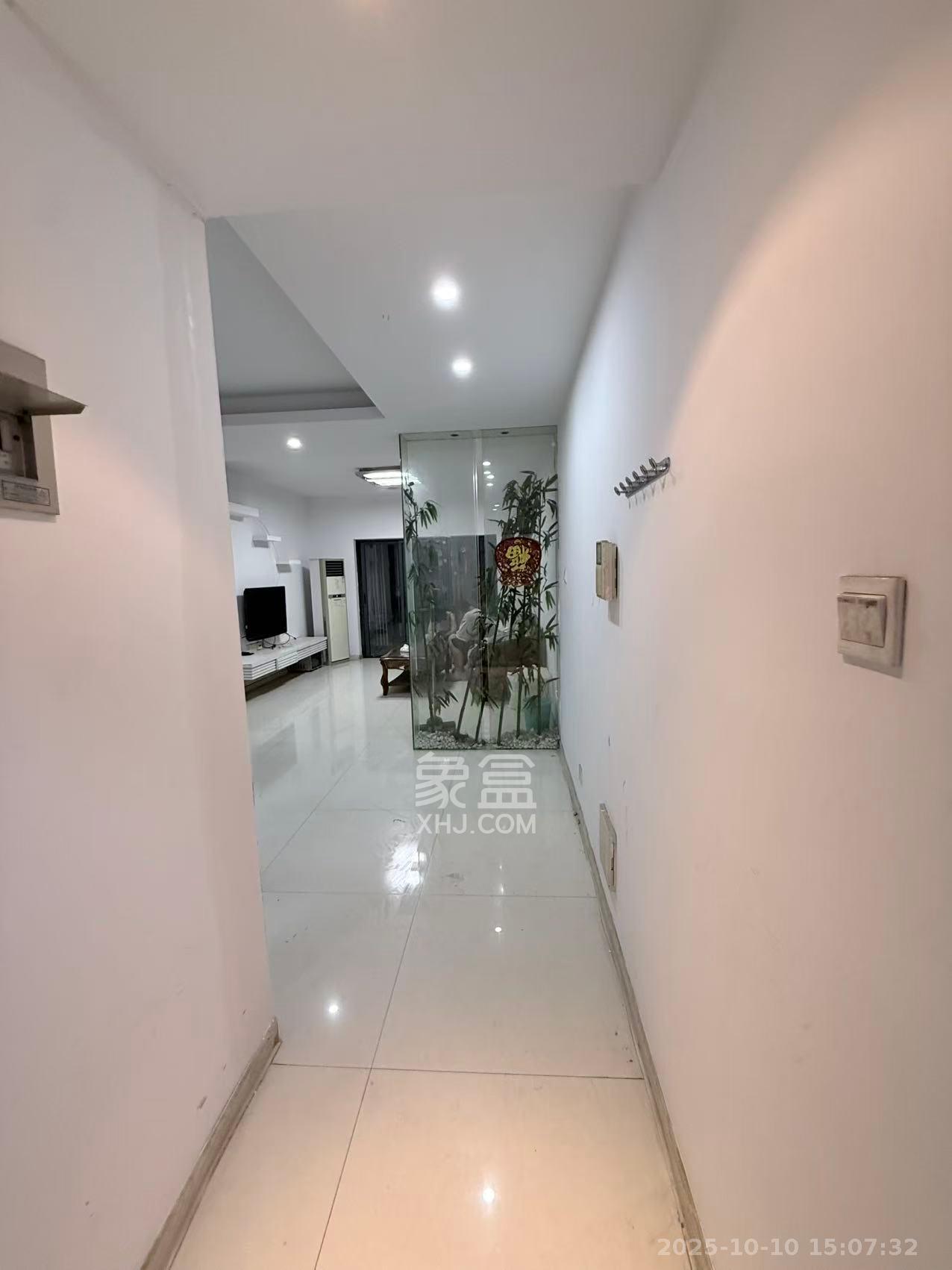 三万英尺  2室1厅1卫    2600.0元/月 三万英尺  2室1厅1卫    2600.0元/月室内图