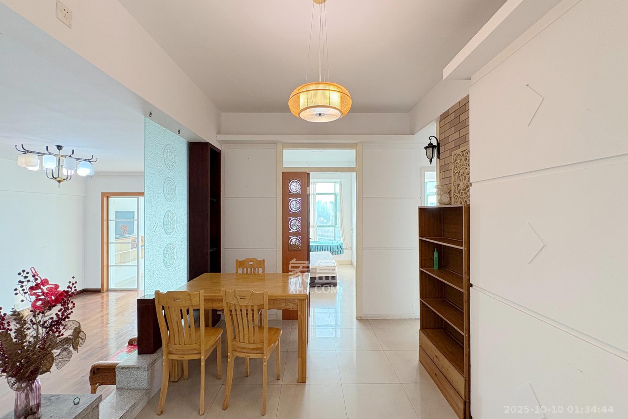 梦泽园  4室2厅1卫    220.0万客厅