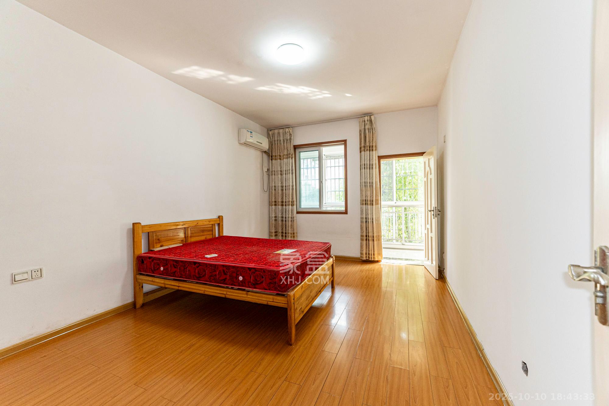 金鹰机电大市场 5室2厅2卫 106.8万 金鹰机电大市场 5室2厅2卫 106.8万卧室