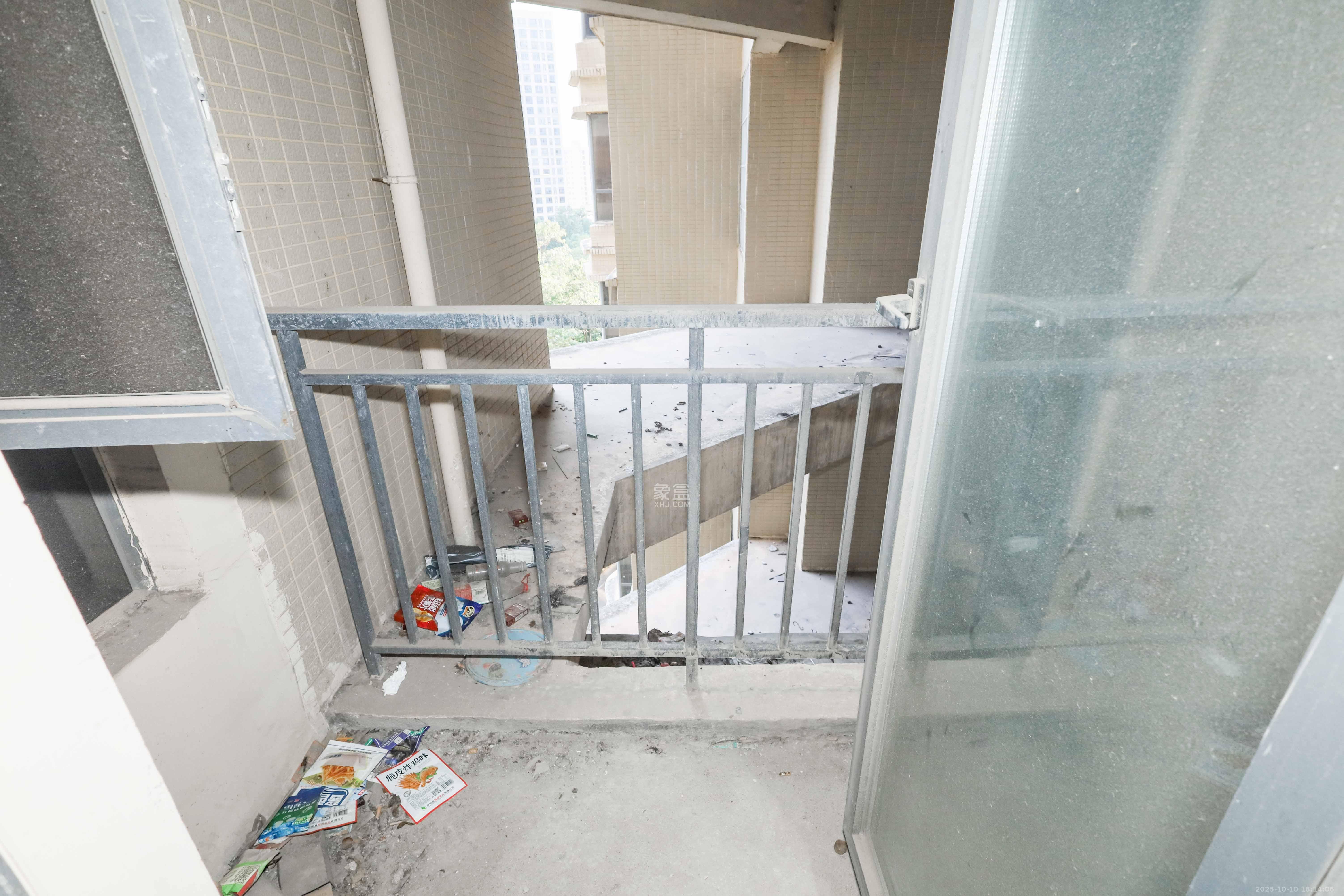 保利麓谷林语C区 3室2厅1卫 85.0万 保利麓谷林语C区 3室2厅1卫 85.0万阳台