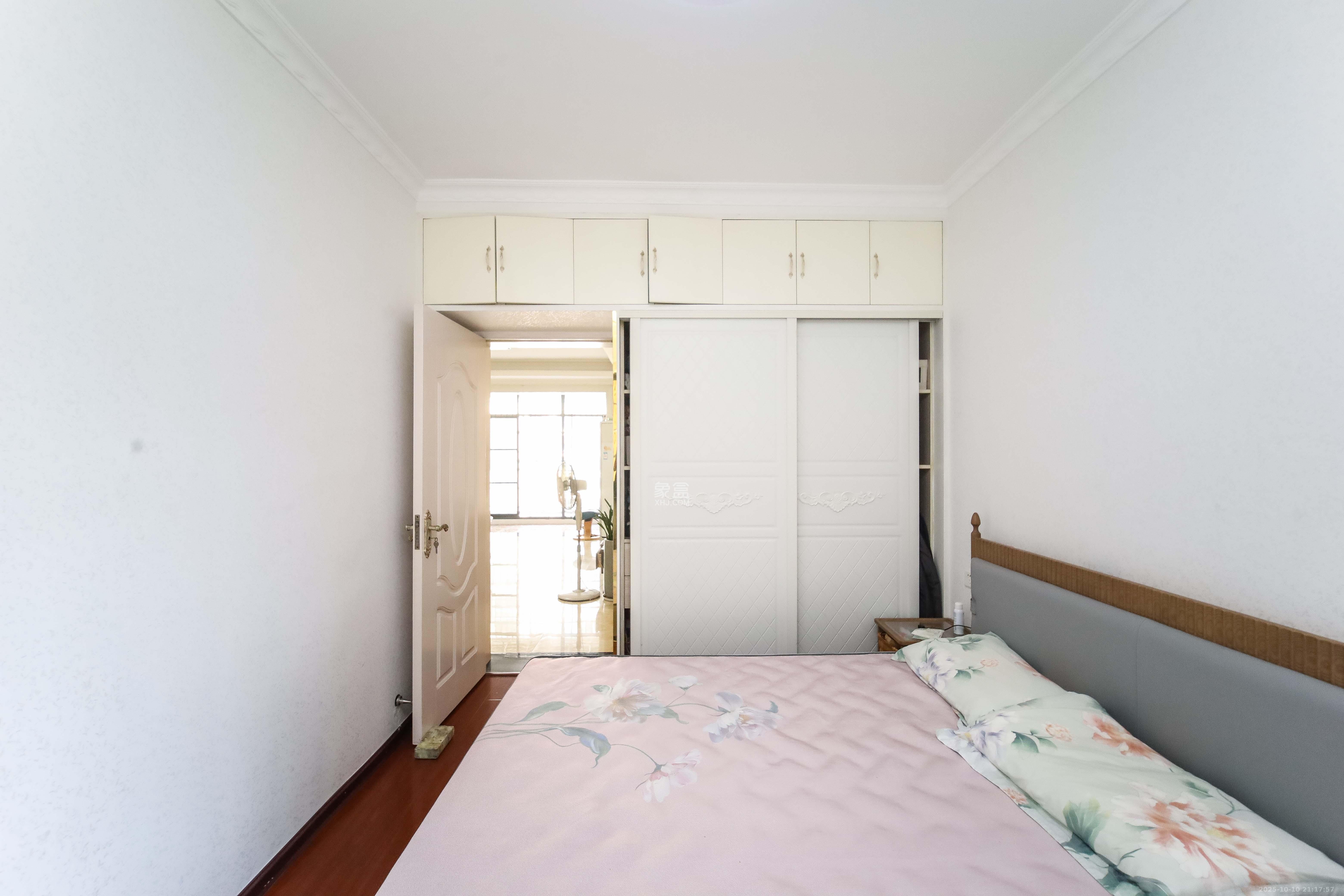 江河东澜湾  3室2厅2卫    135.0万卧室