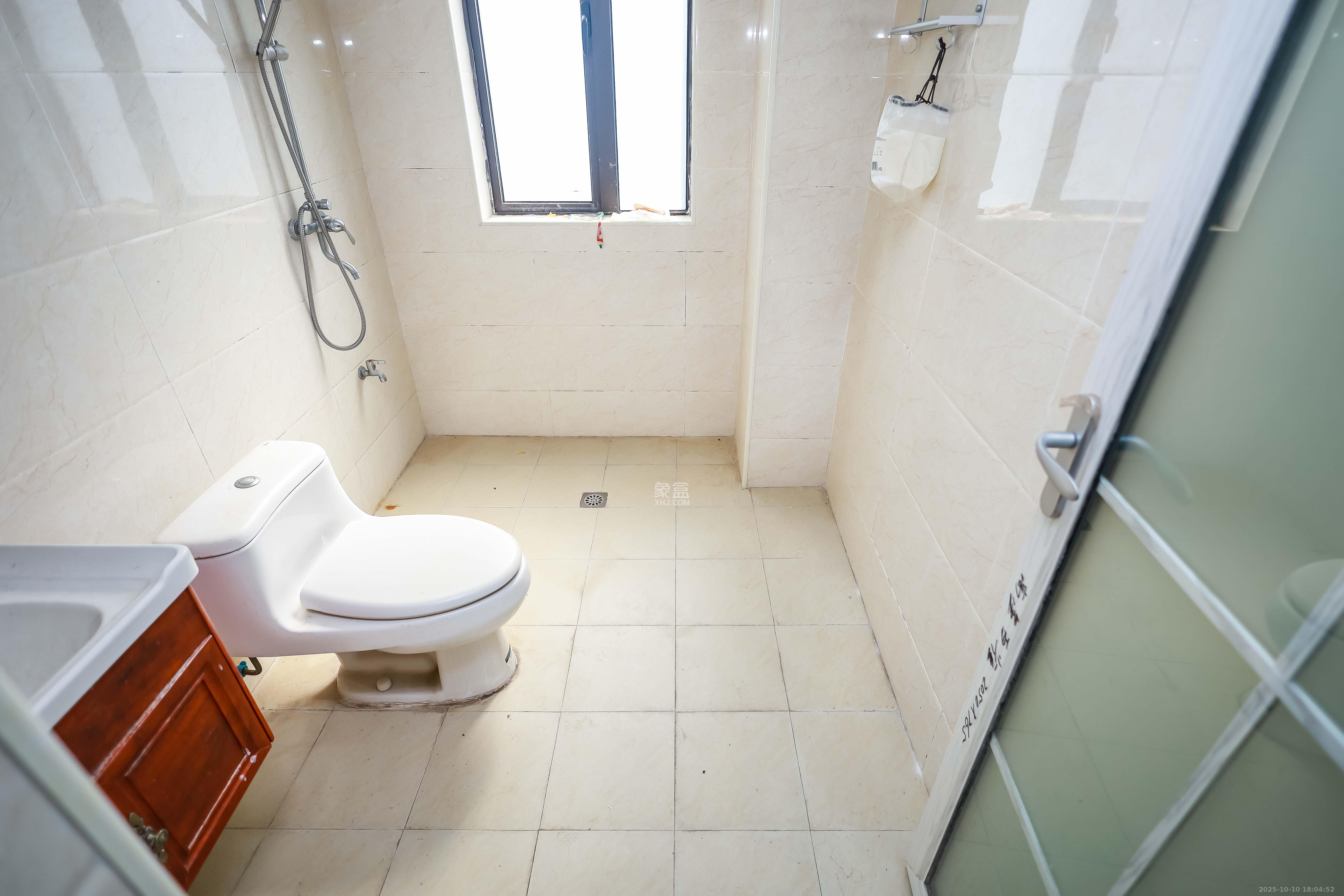 奥克斯缔壹城  4室2厅2卫    128.0万 奥克斯缔壹城  4室2厅2卫    128.0万卫生间