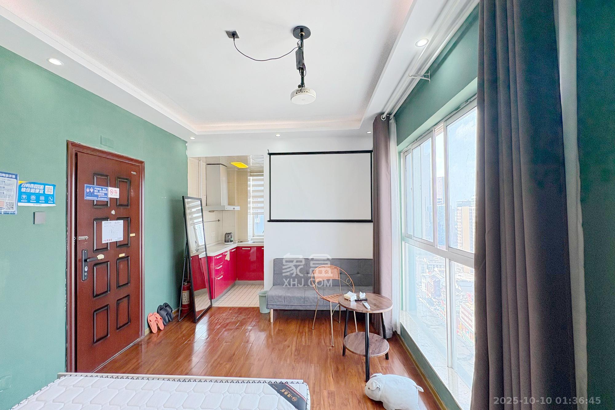 君临国际  1室1厅1卫    38.0万客厅