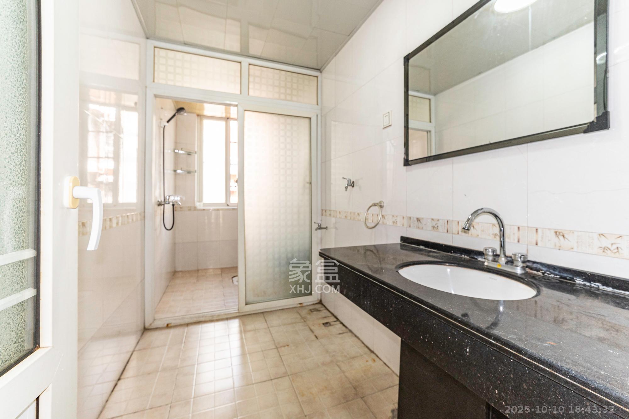 金鹰机电大市场 5室2厅2卫 106.8万 金鹰机电大市场 5室2厅2卫 106.8万卫生间