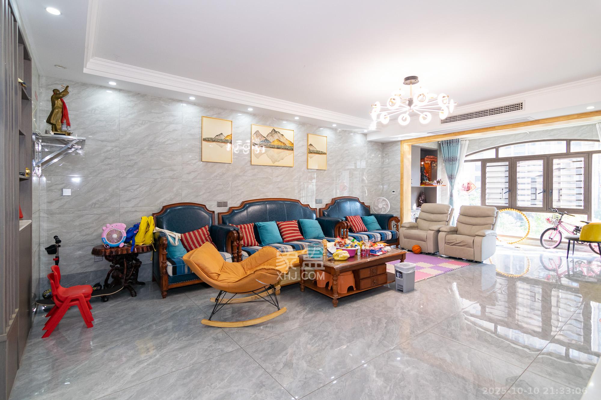 高域自然城  4室2厅2卫    145.0万客厅