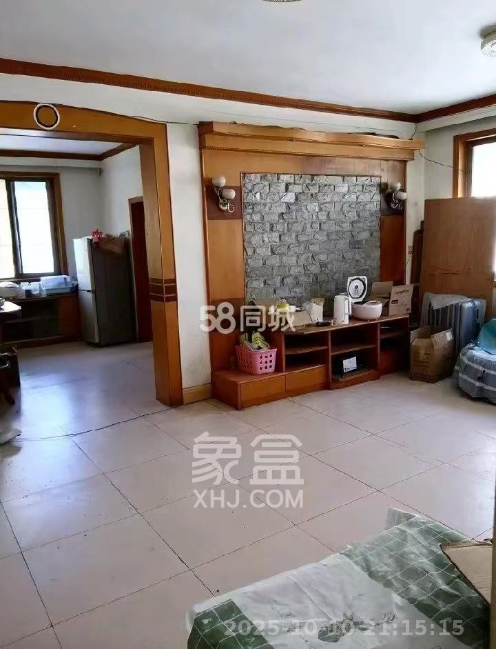 桂花路华天宿舍  3室1厅2卫    2000.0元/月