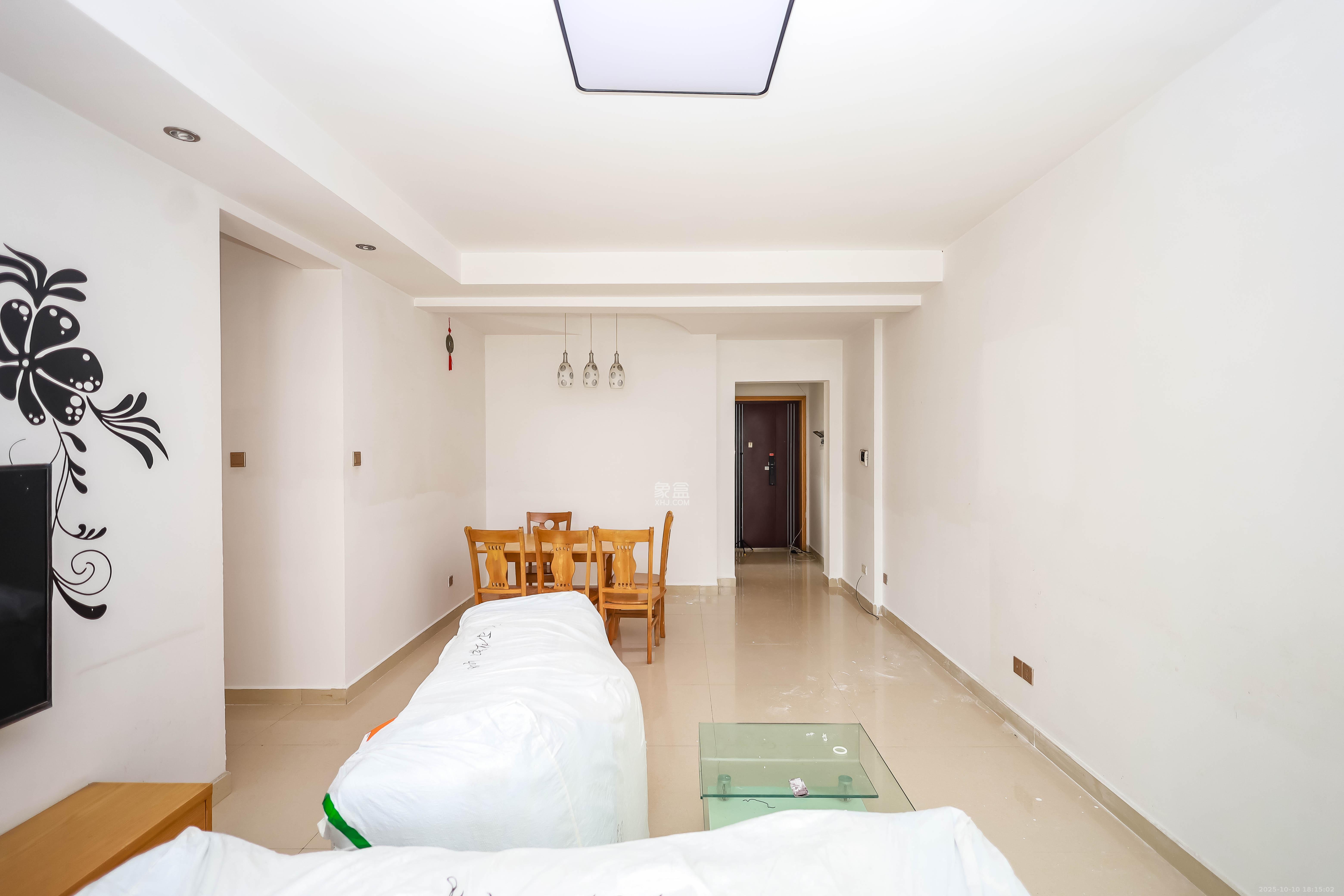 莱茵城  3室2厅1卫    62.0万客厅